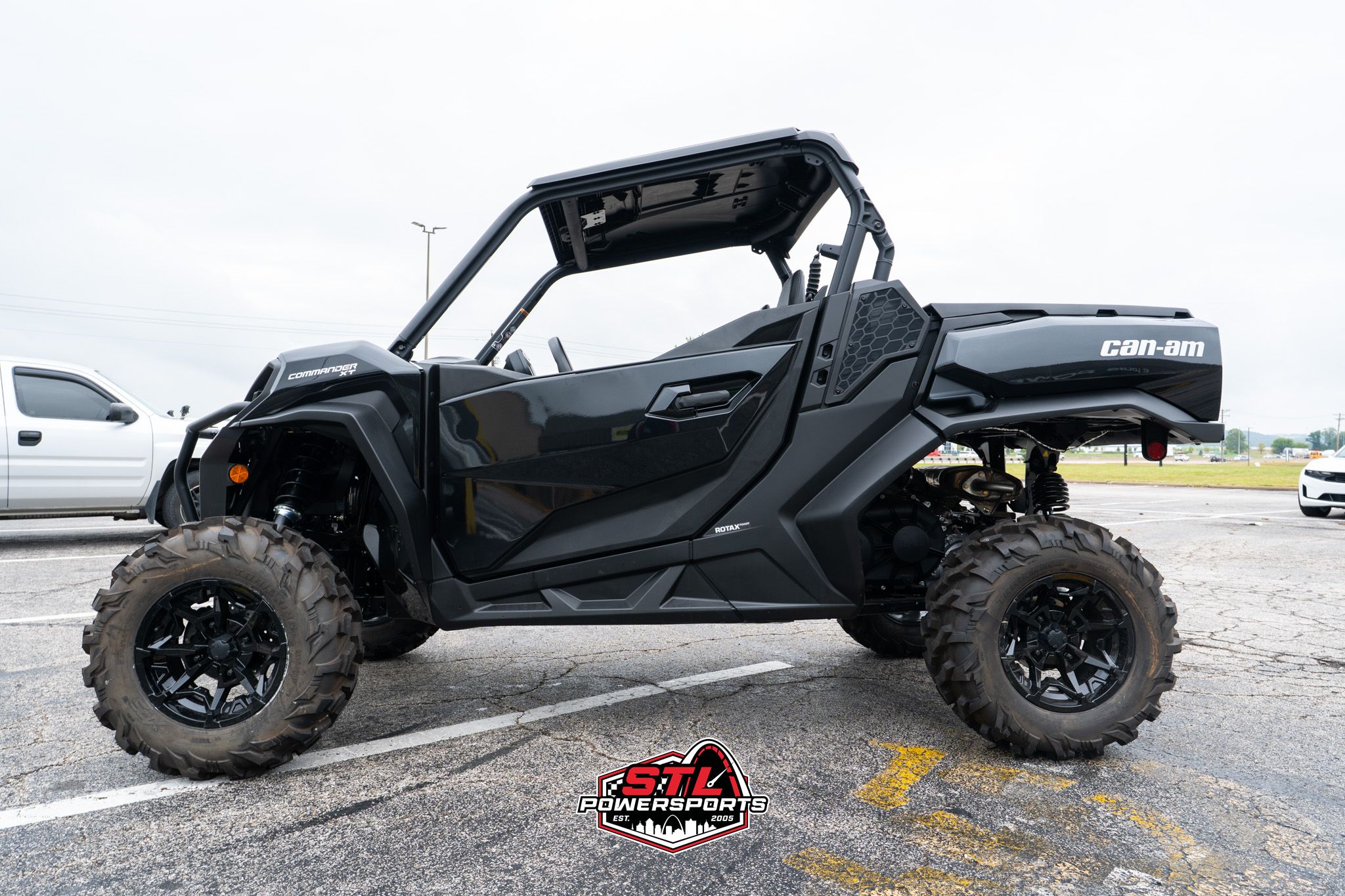 2025 Can-Am Commander XT 700 - Photo 4