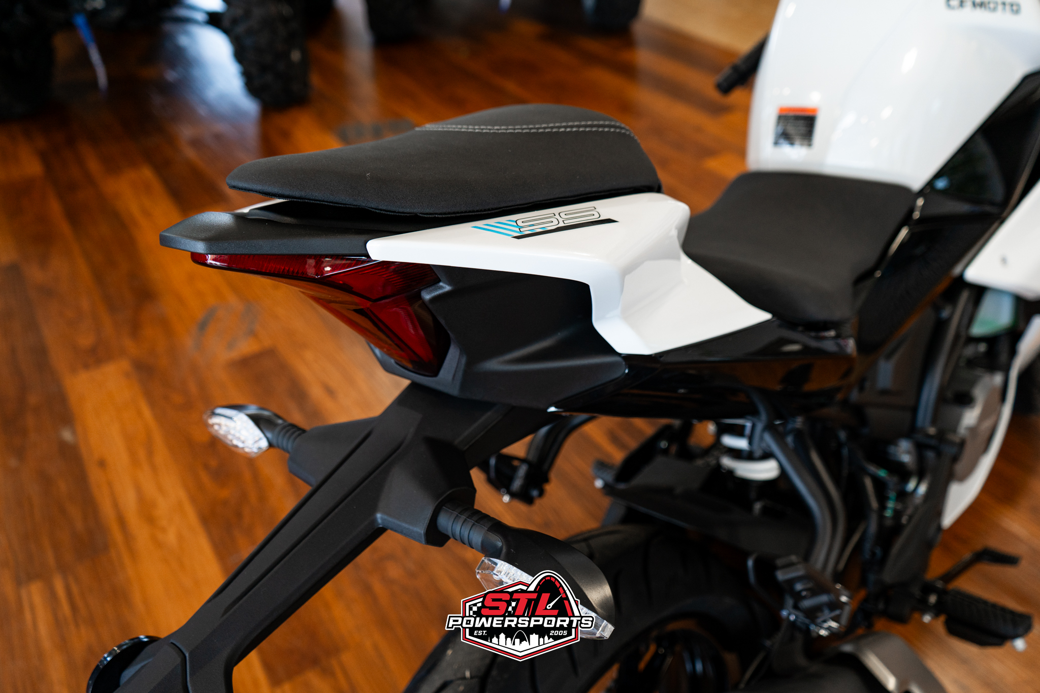2025 CFMOTO 300SS - Photo 4