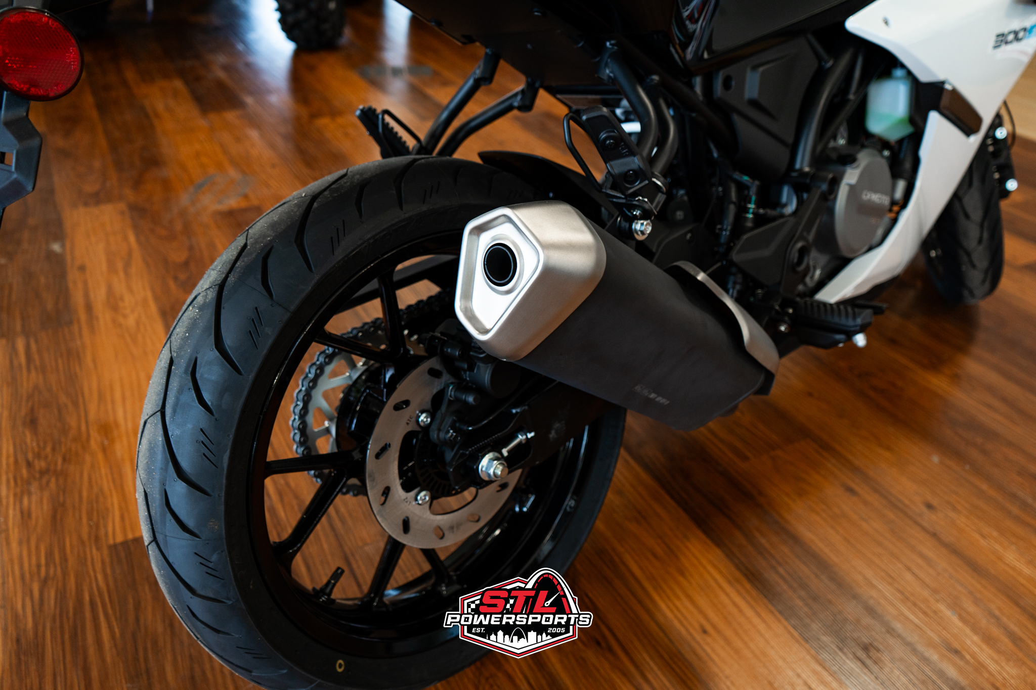 2025 CFMOTO 300SS - Photo 5