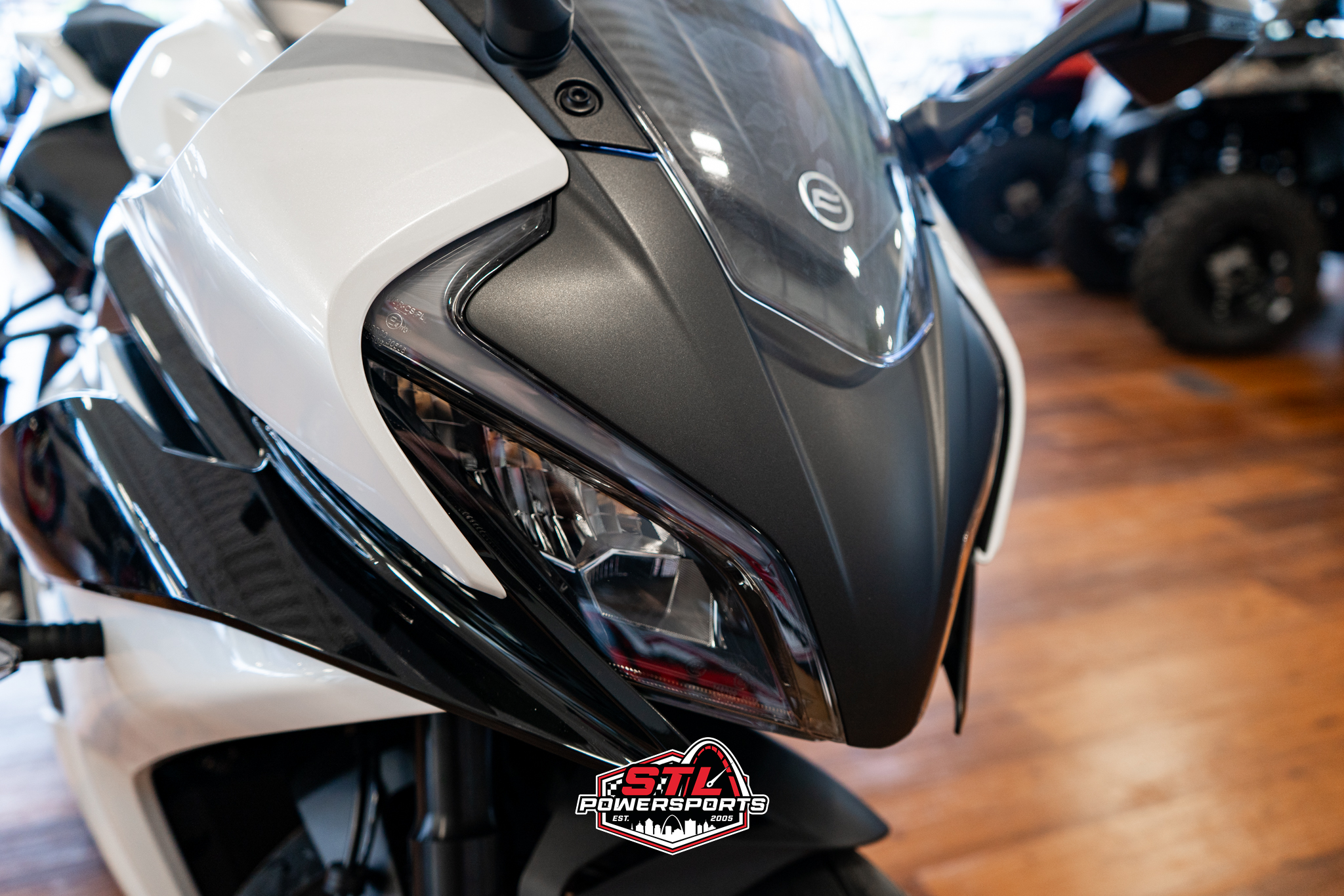 2025 CFMOTO 300SS - Photo 11
