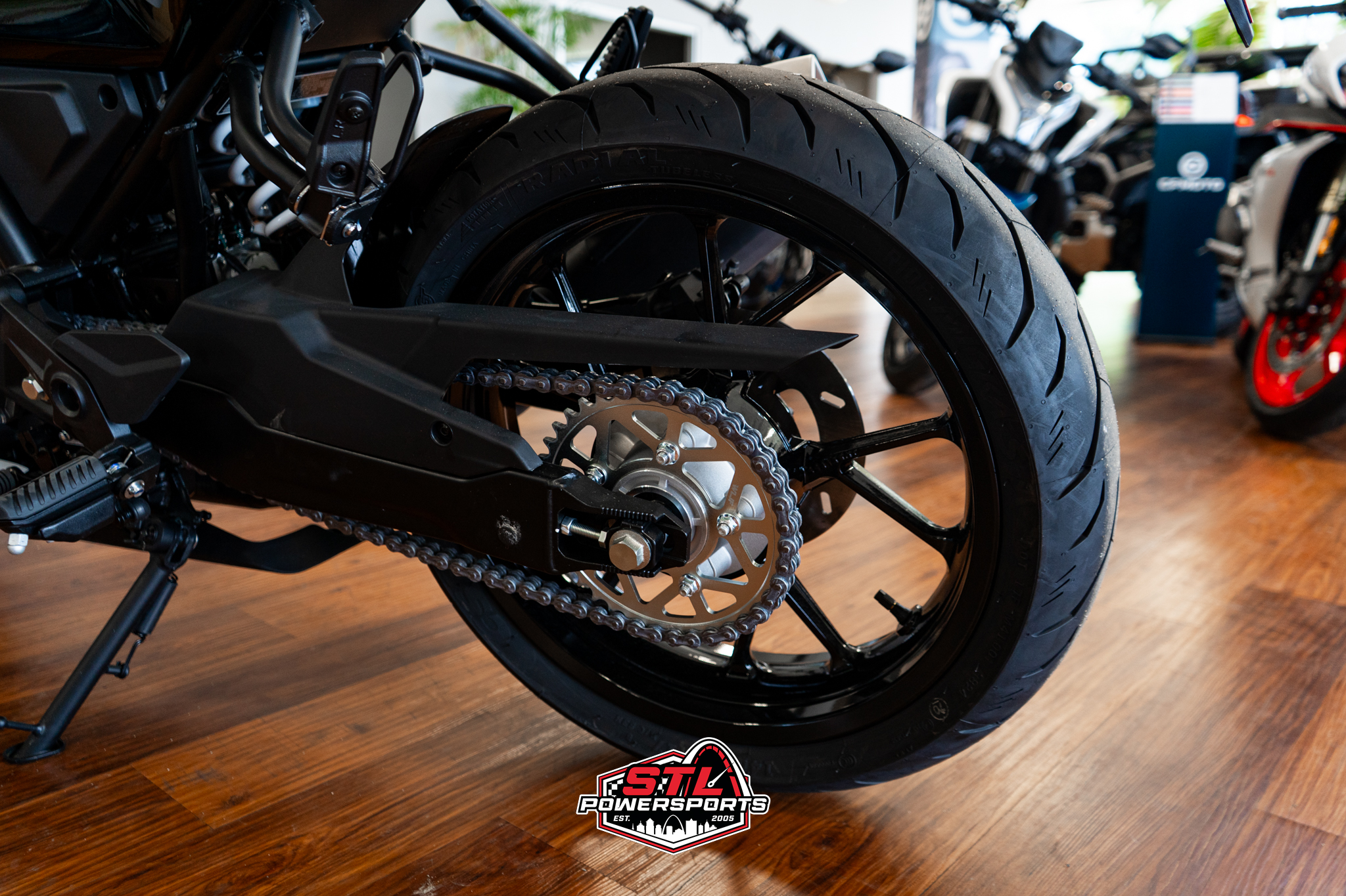 2025 CFMOTO 300SS - Photo 13