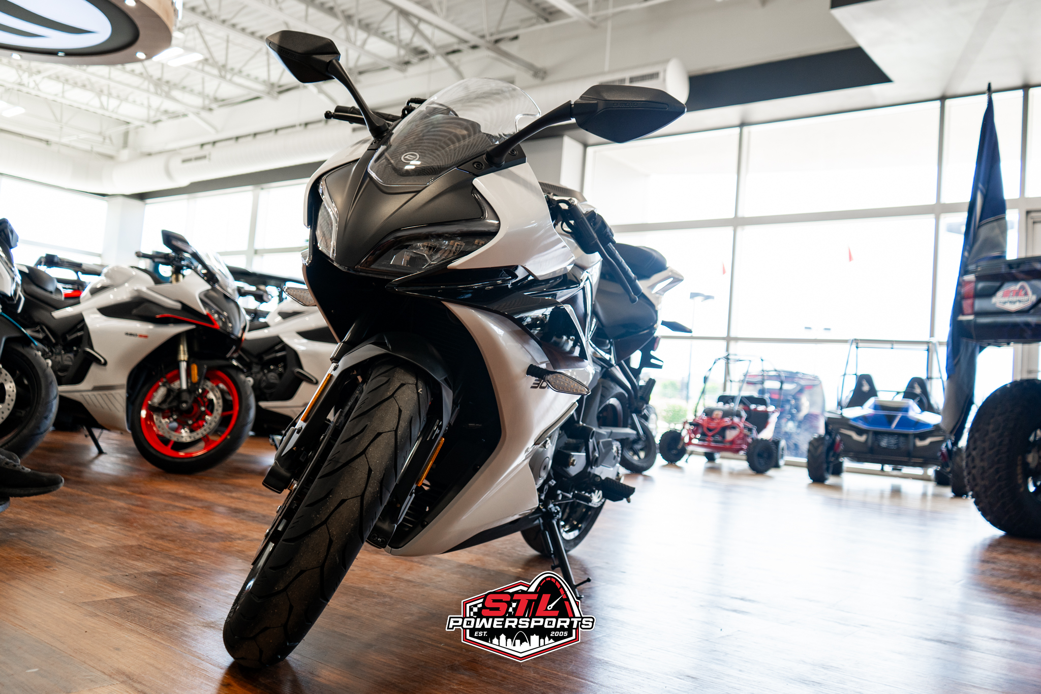 2025 CFMOTO 300SS - Photo 14