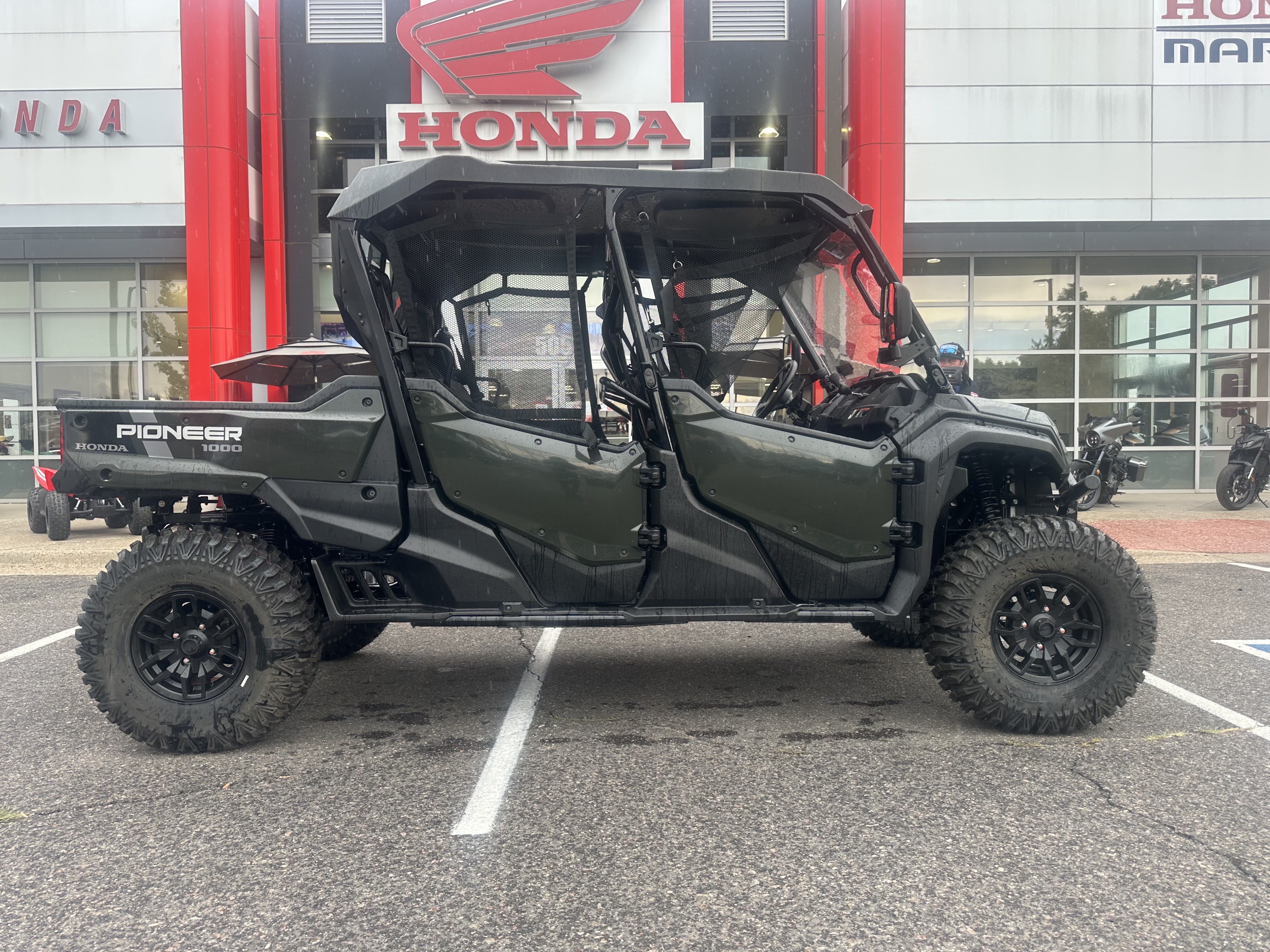 2025 Honda Pioneer 1000-6 Crew Deluxe
