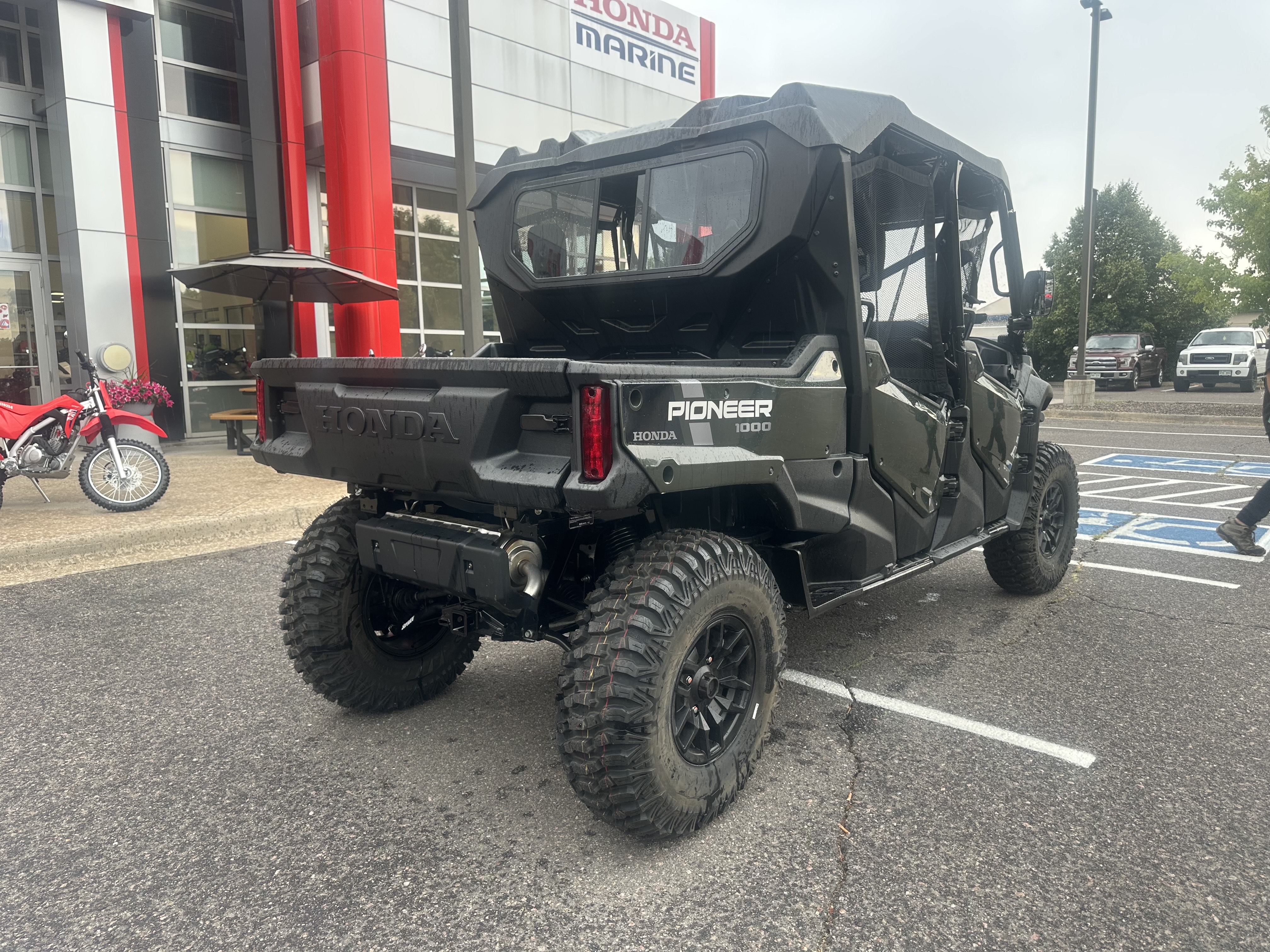 2025 Honda Pioneer 1000-6 Crew Deluxe - Photo 2