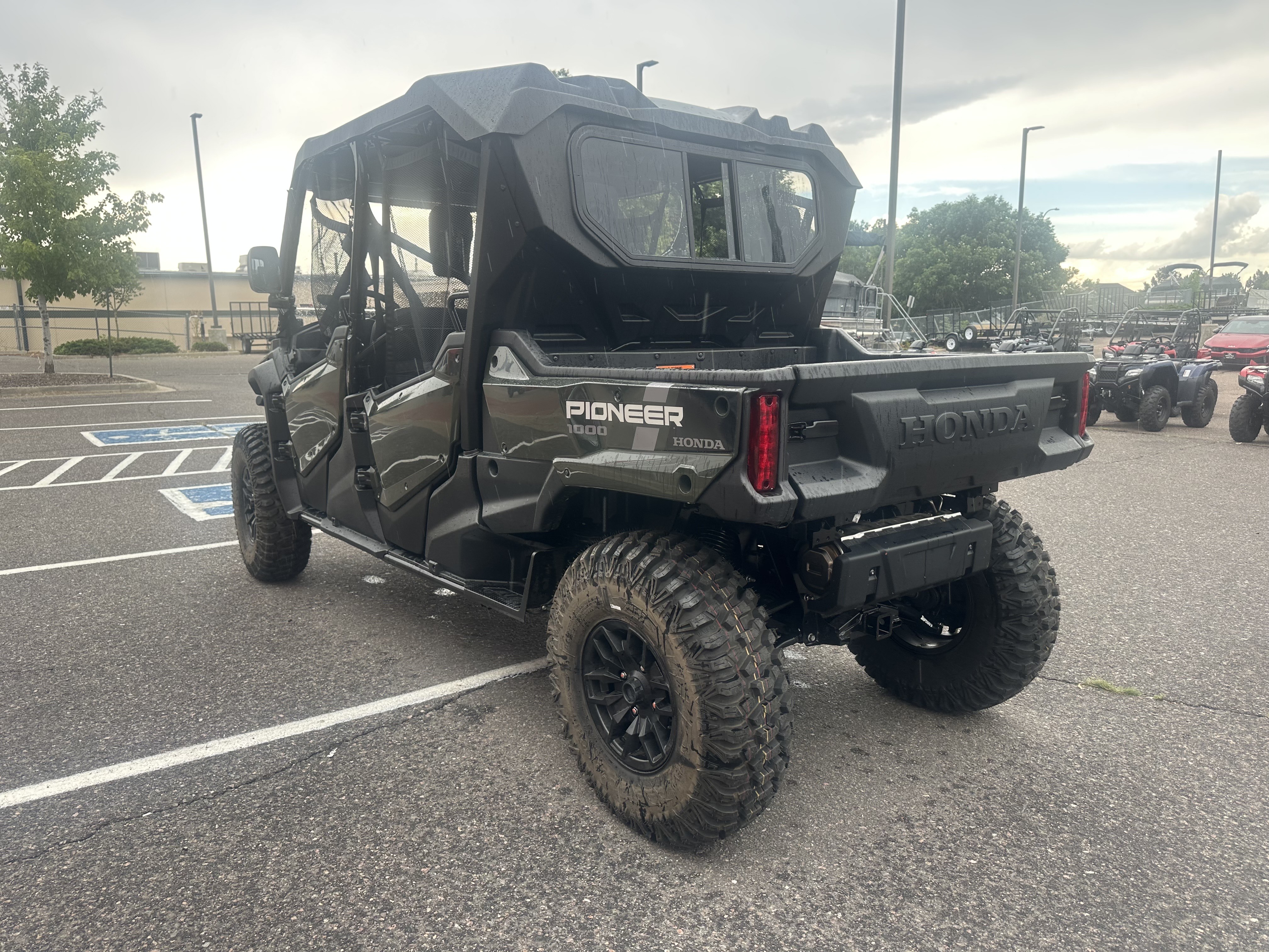 2025 Honda Pioneer 1000-6 Crew Deluxe - Photo 4