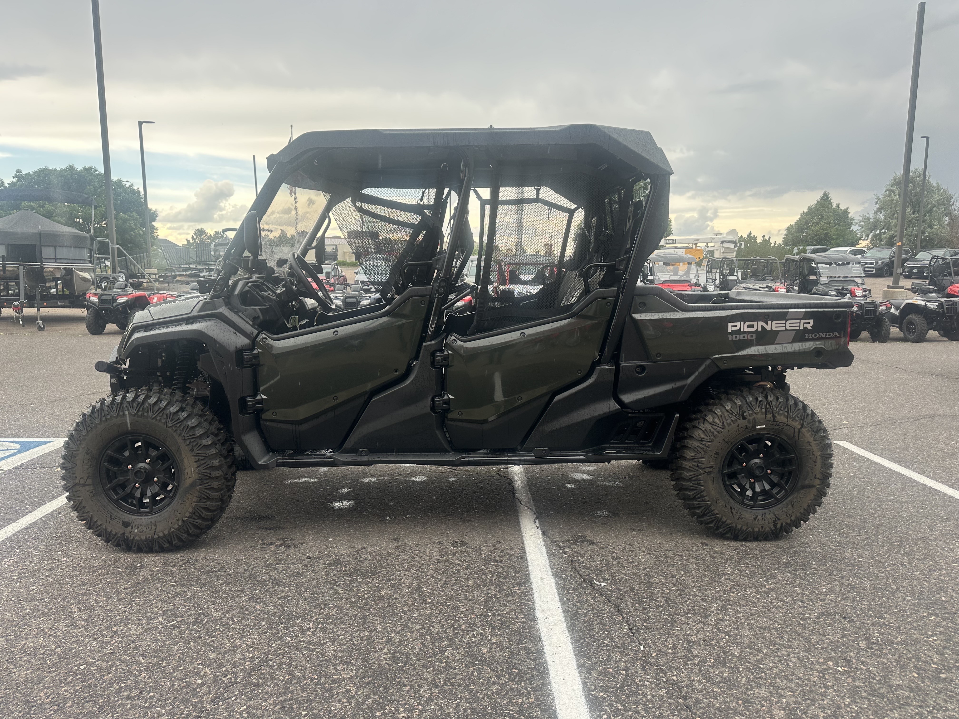 2025 Honda Pioneer 1000-6 Crew Deluxe - Photo 5
