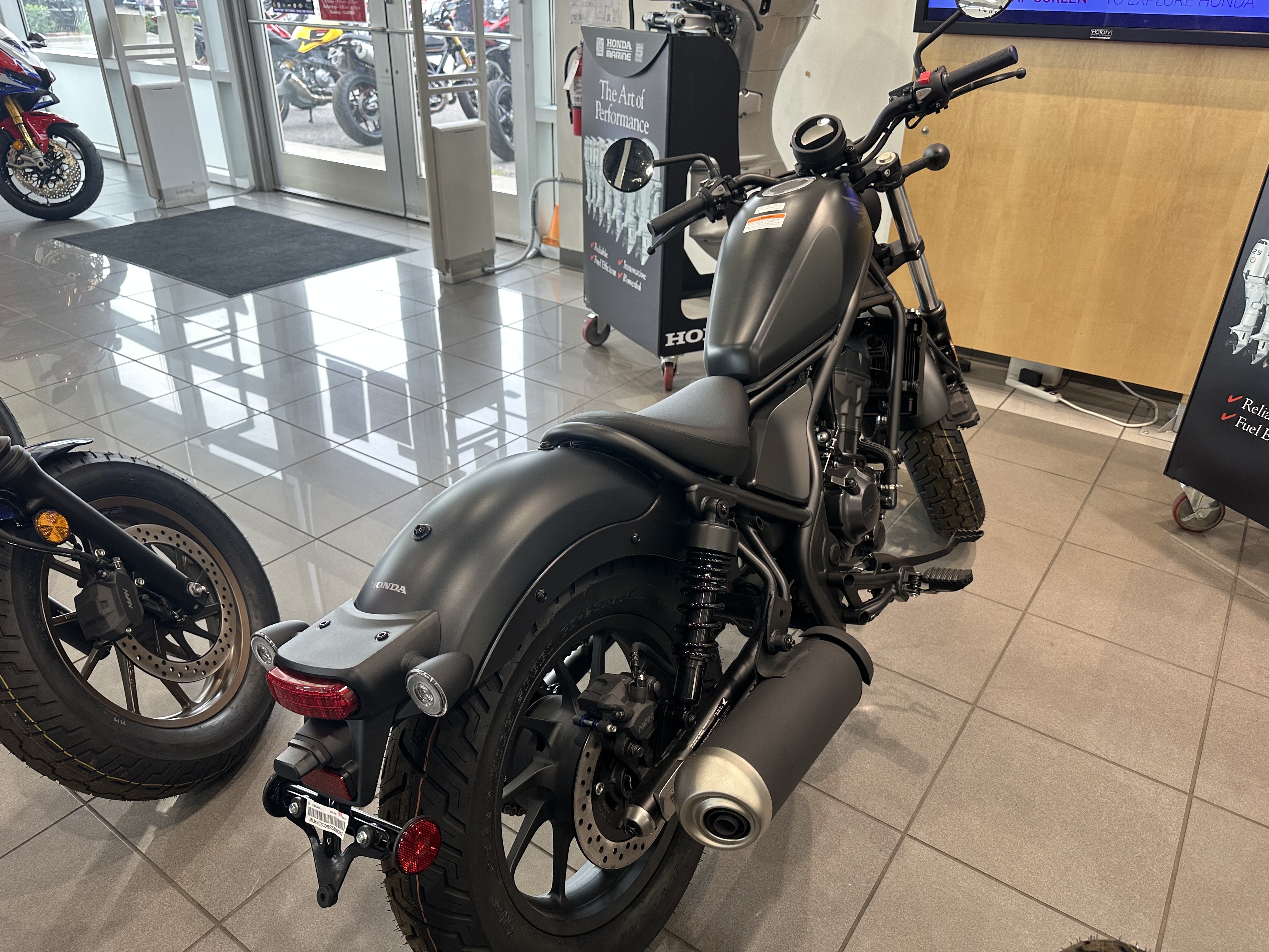 2025 Honda REBEL 300 - Photo 2