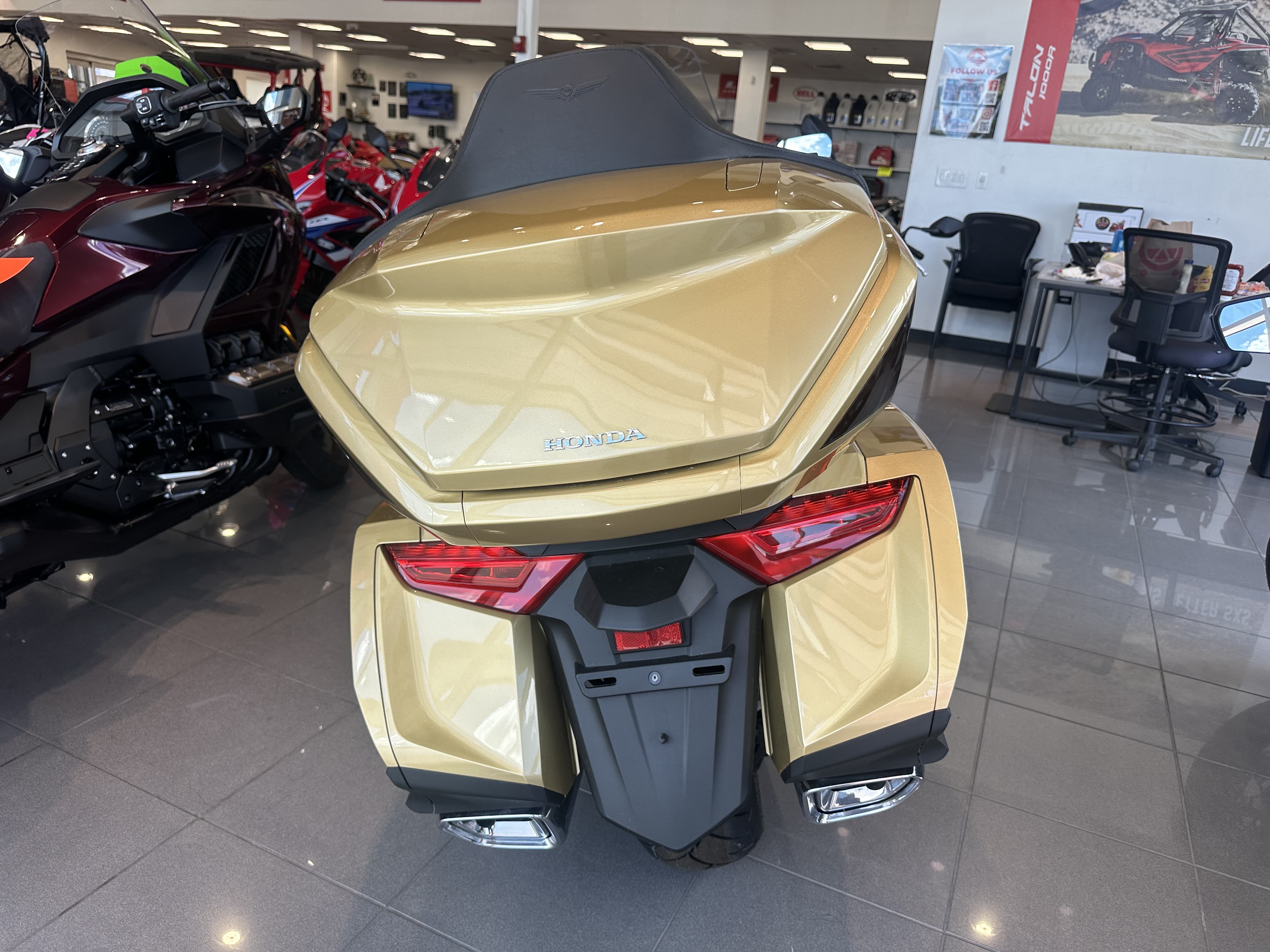 2025 Honda GOLDWING TOUR 50th Anniversary - Photo 3