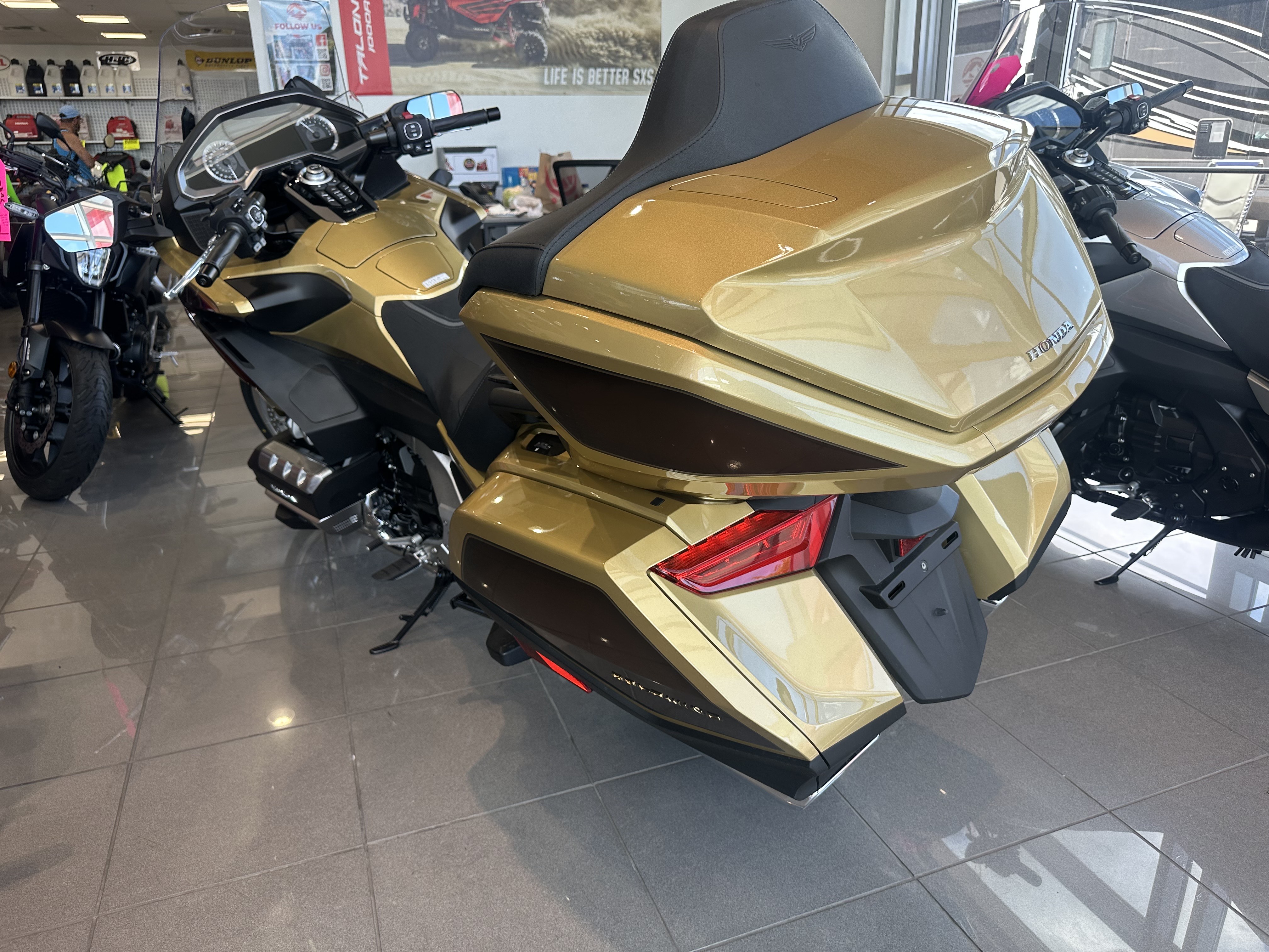 2025 Honda GOLDWING TOUR 50th Anniversary - Photo 4