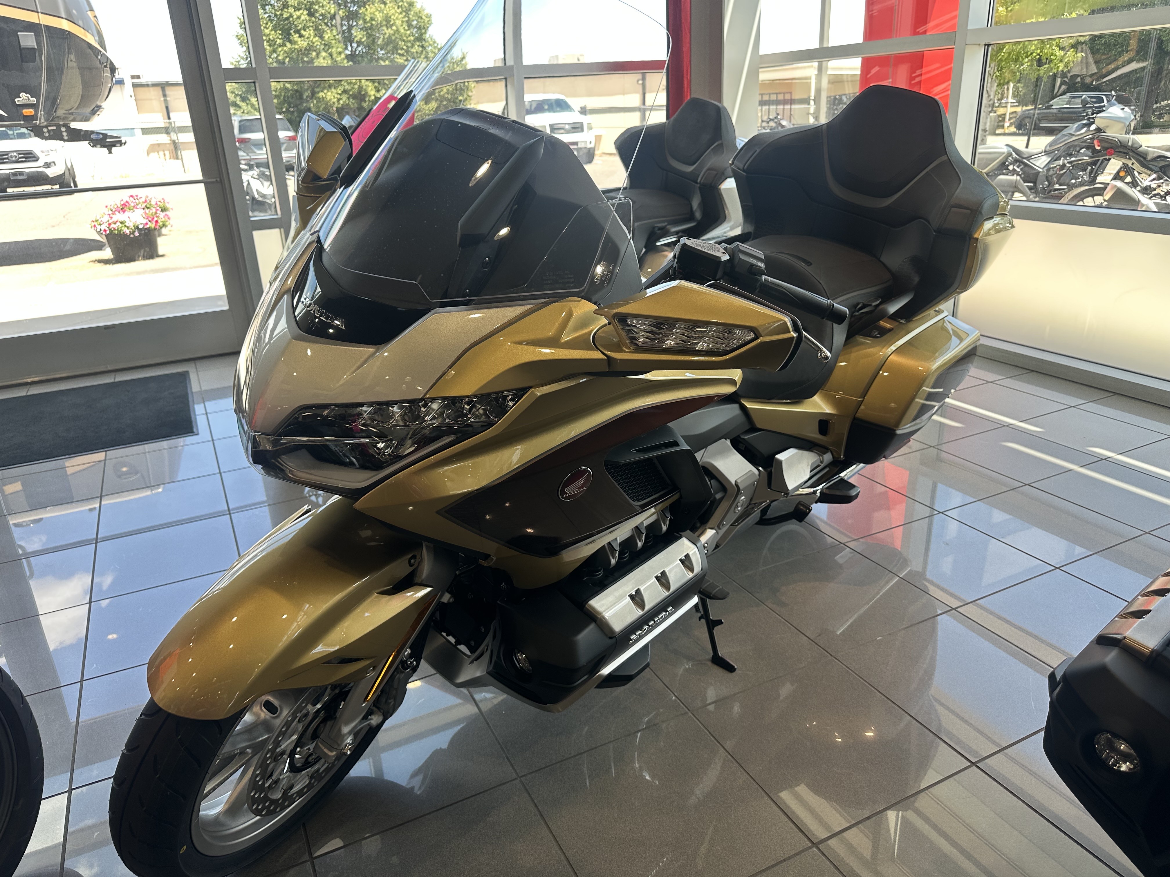 2025 Honda GOLDWING TOUR 50th Anniversary - Photo 6