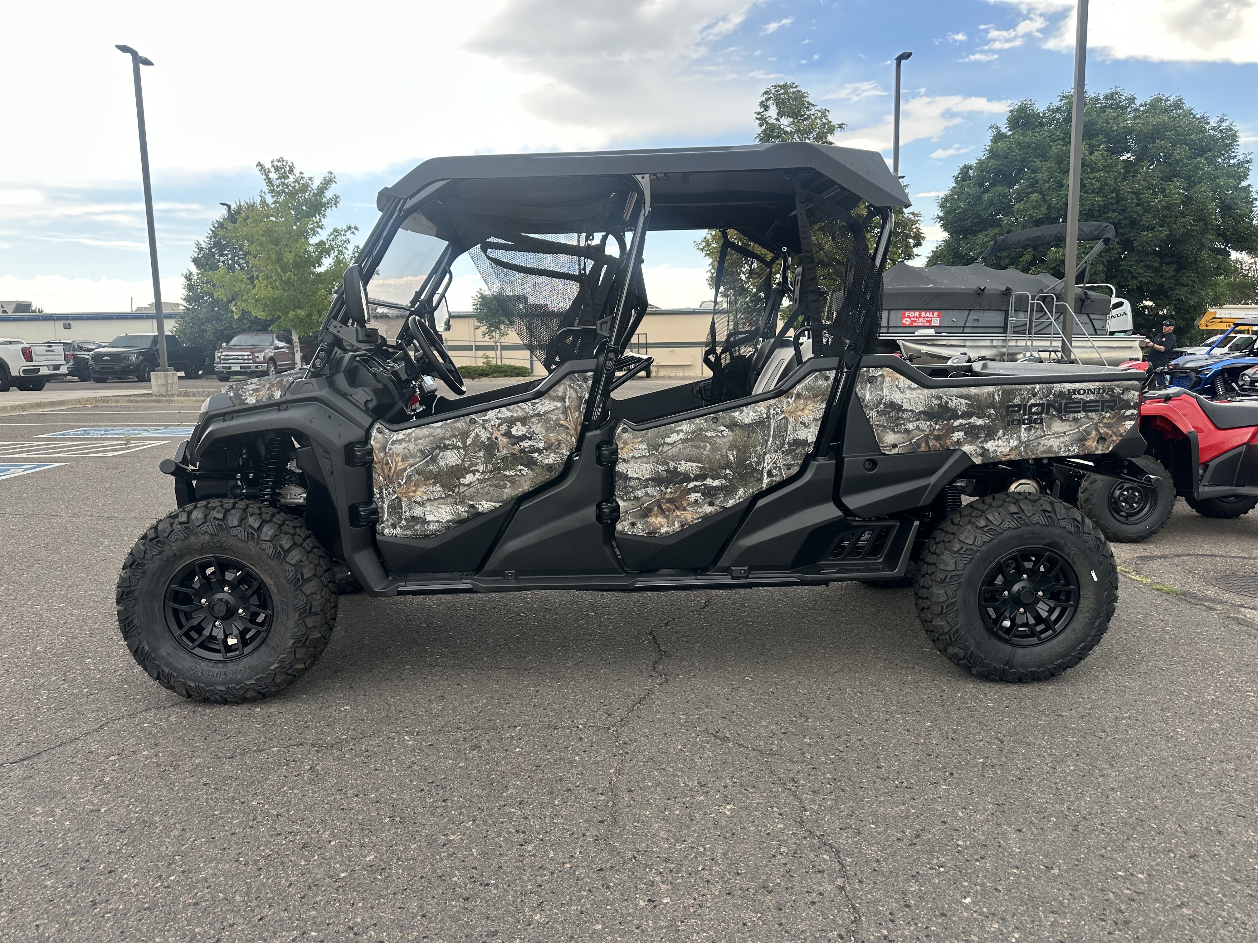 2025 Honda PIONEER 1000-6 DLX CRE Deluxe