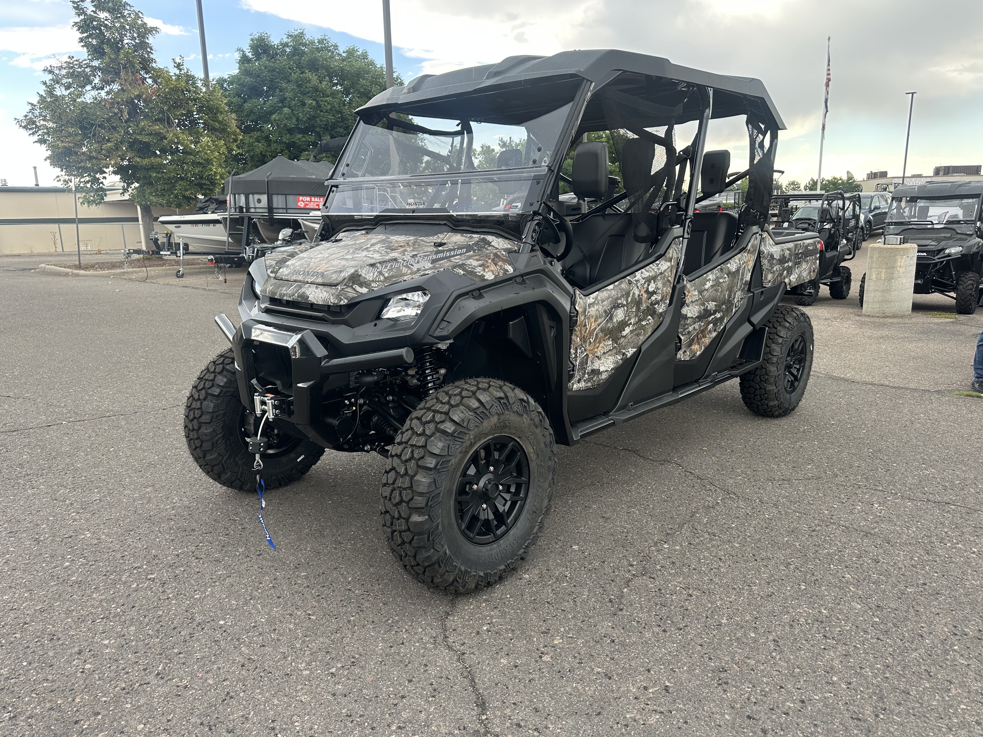 2025 Honda PIONEER 1000-6 DLX CRE Deluxe - Photo 2