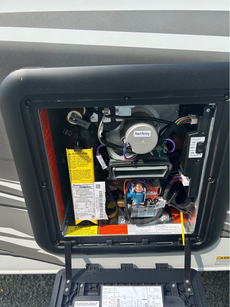 2026 Lance Truck Camper 850 - Photo 12