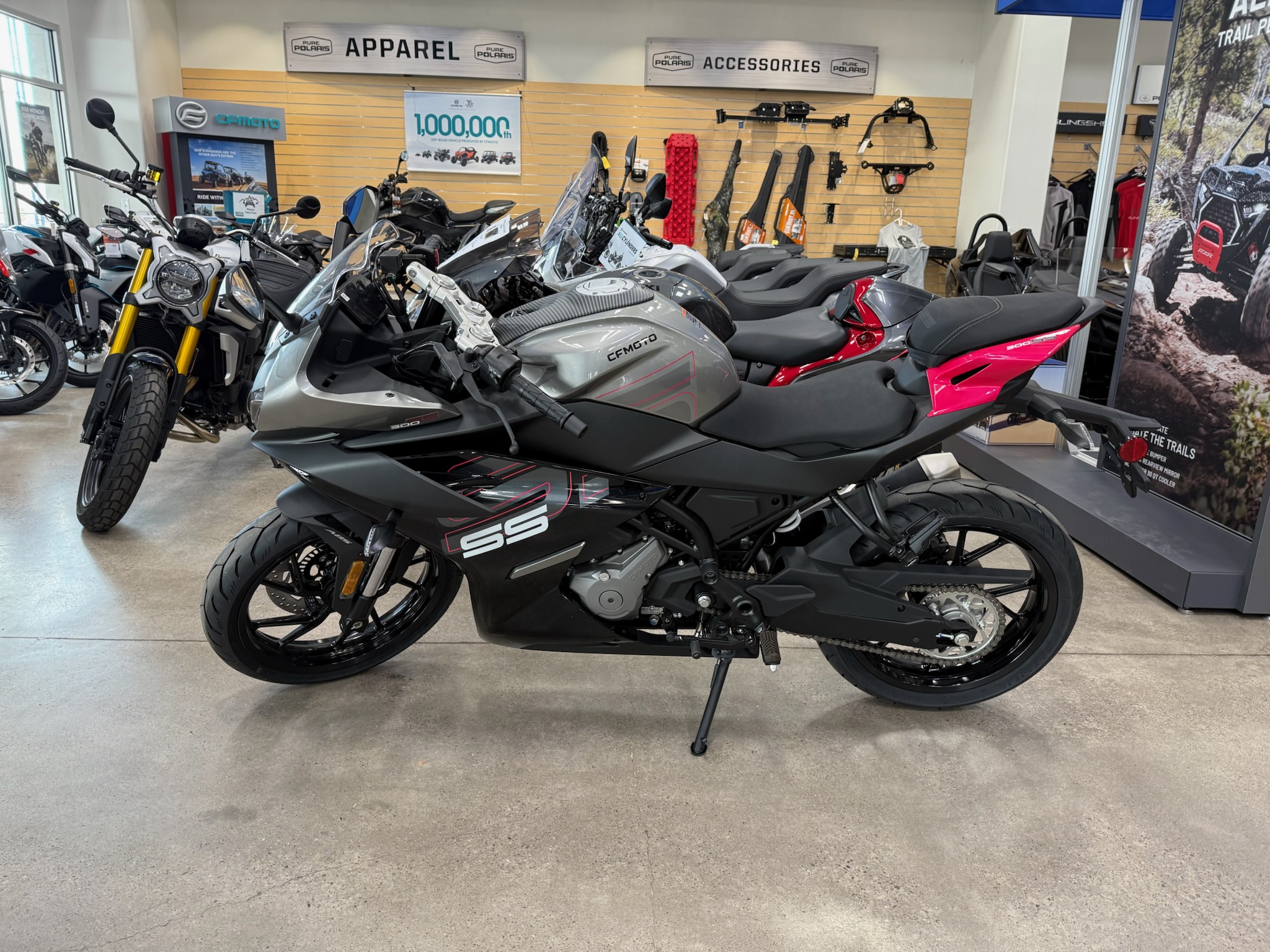 2024 CFMOTO CFMOTO 300SS NEBULA BLACK - Photo 2