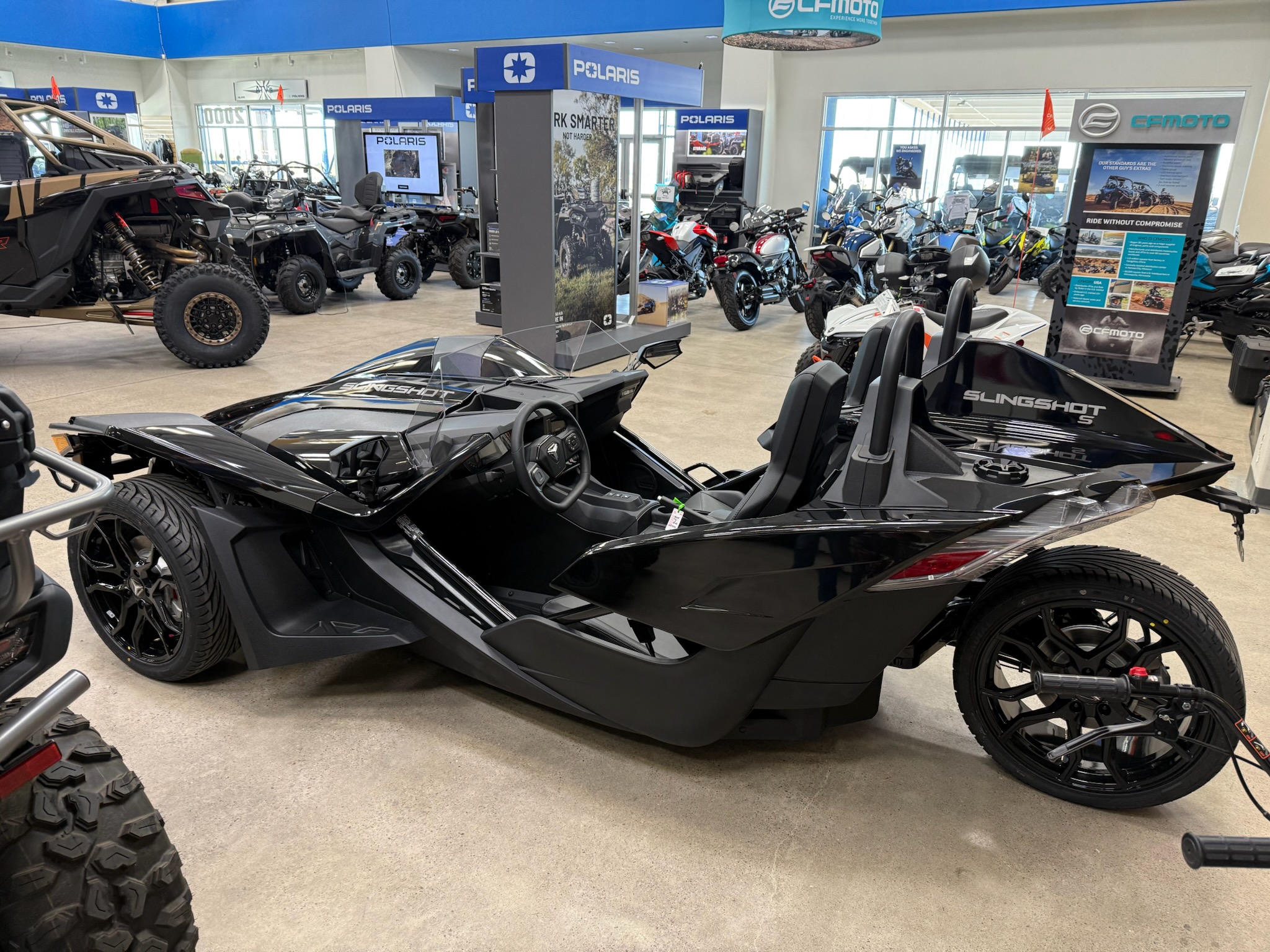 2024 Slingshot 2024 SLINGSHOTS W/ TECH PACK 1 - AUTOMATIC - BLACK - Photo 3