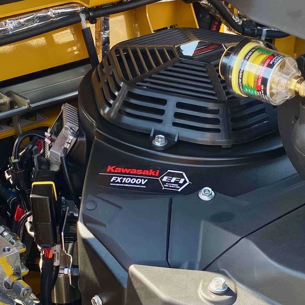 2025 Hustler Turf Equipment Super 104 38.5HP Kawasaki FX1000 EFI - Photo 4
