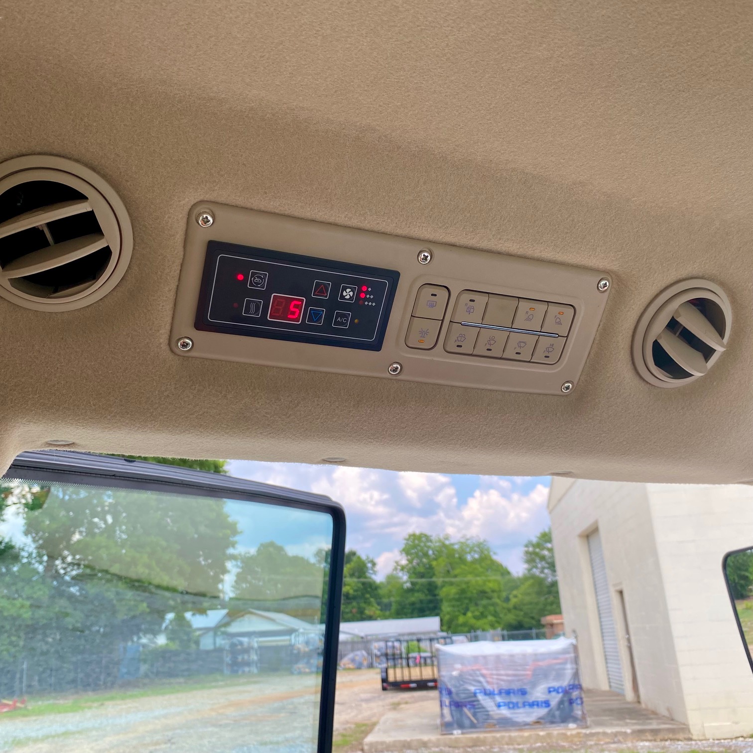 2025 Mahindra 2126 HST Cab - 0% for 84 - Photo 9