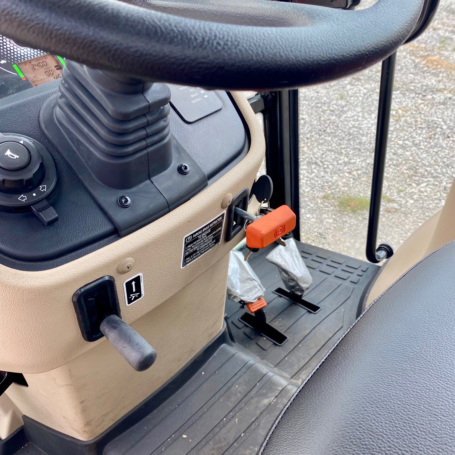 2025 Mahindra 2126 HST Cab - 0% for 84 - Photo 10