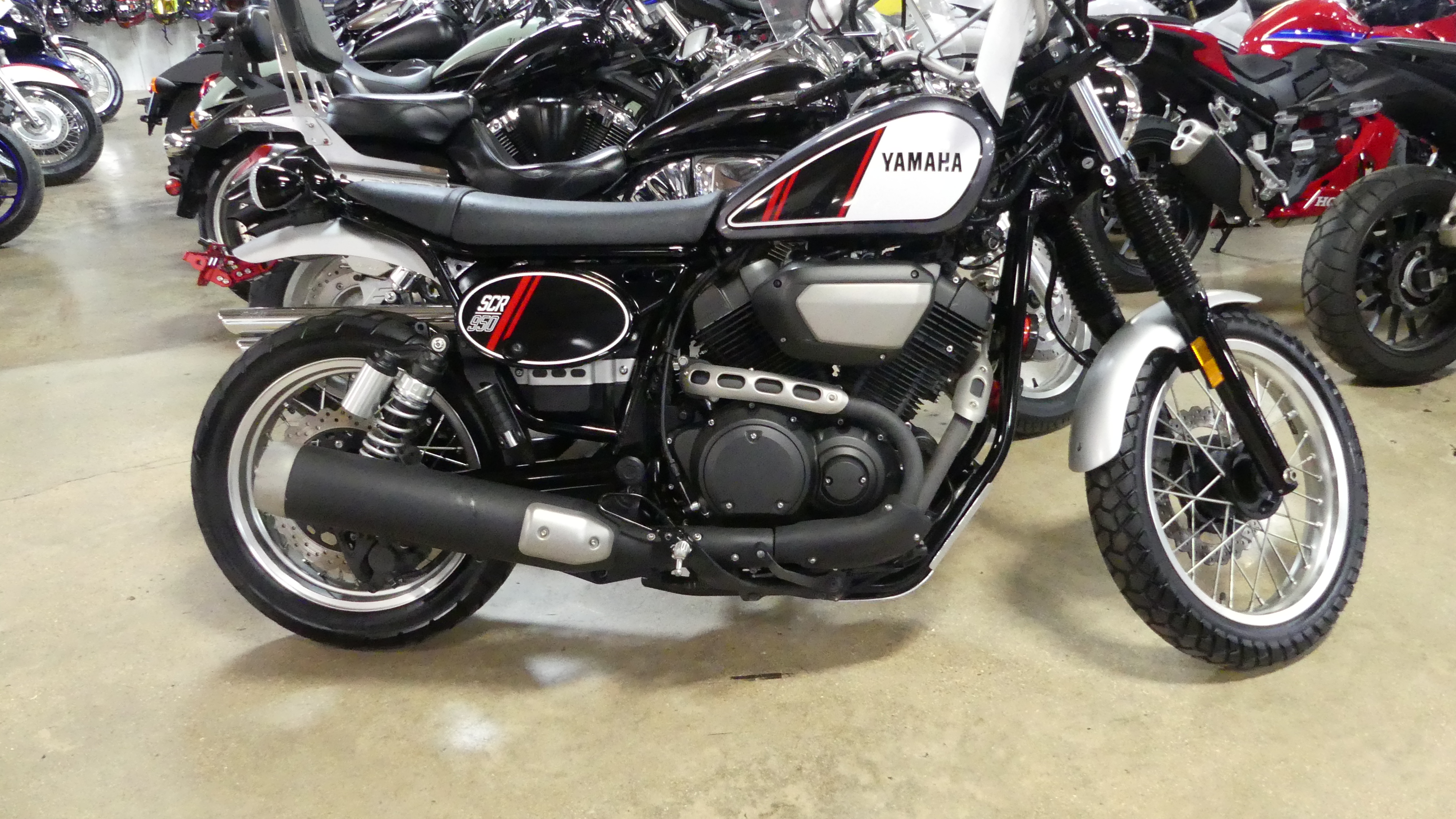 2017 Yamaha SCR950 - Photo 2