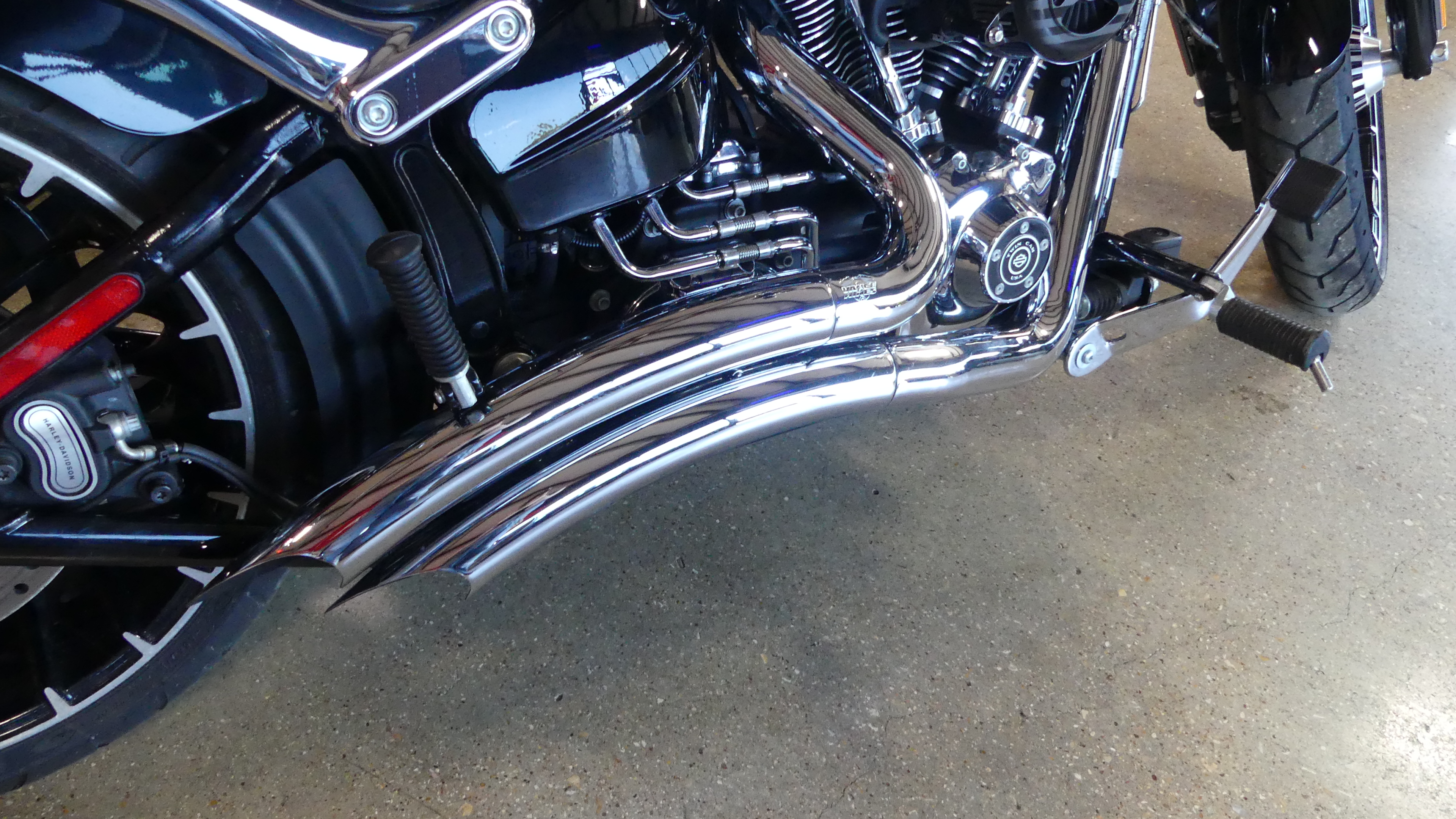 2017 Harley-Davidson® Breakout® - Photo 4