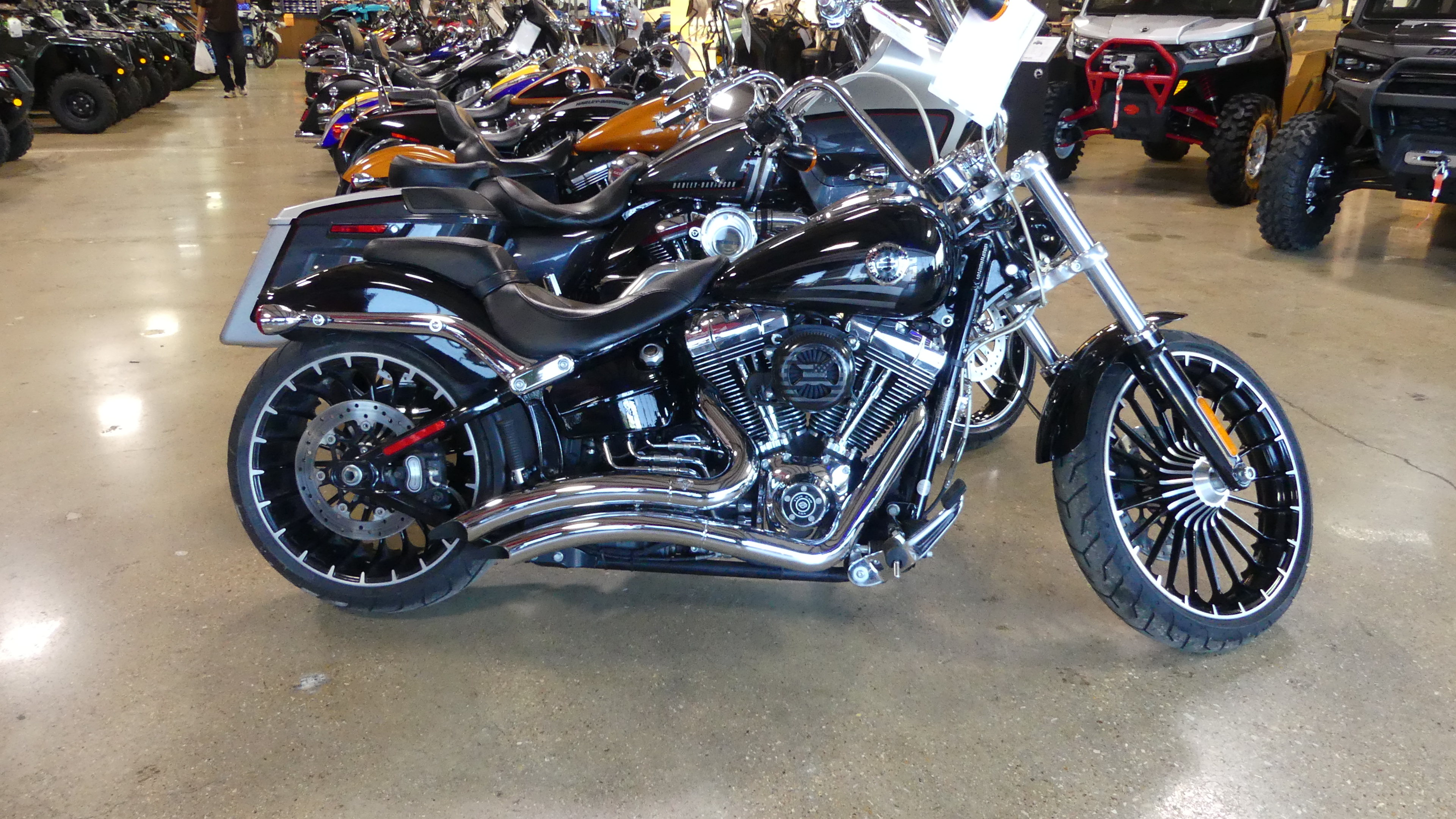 2017 Harley-Davidson® Breakout® - Photo 5