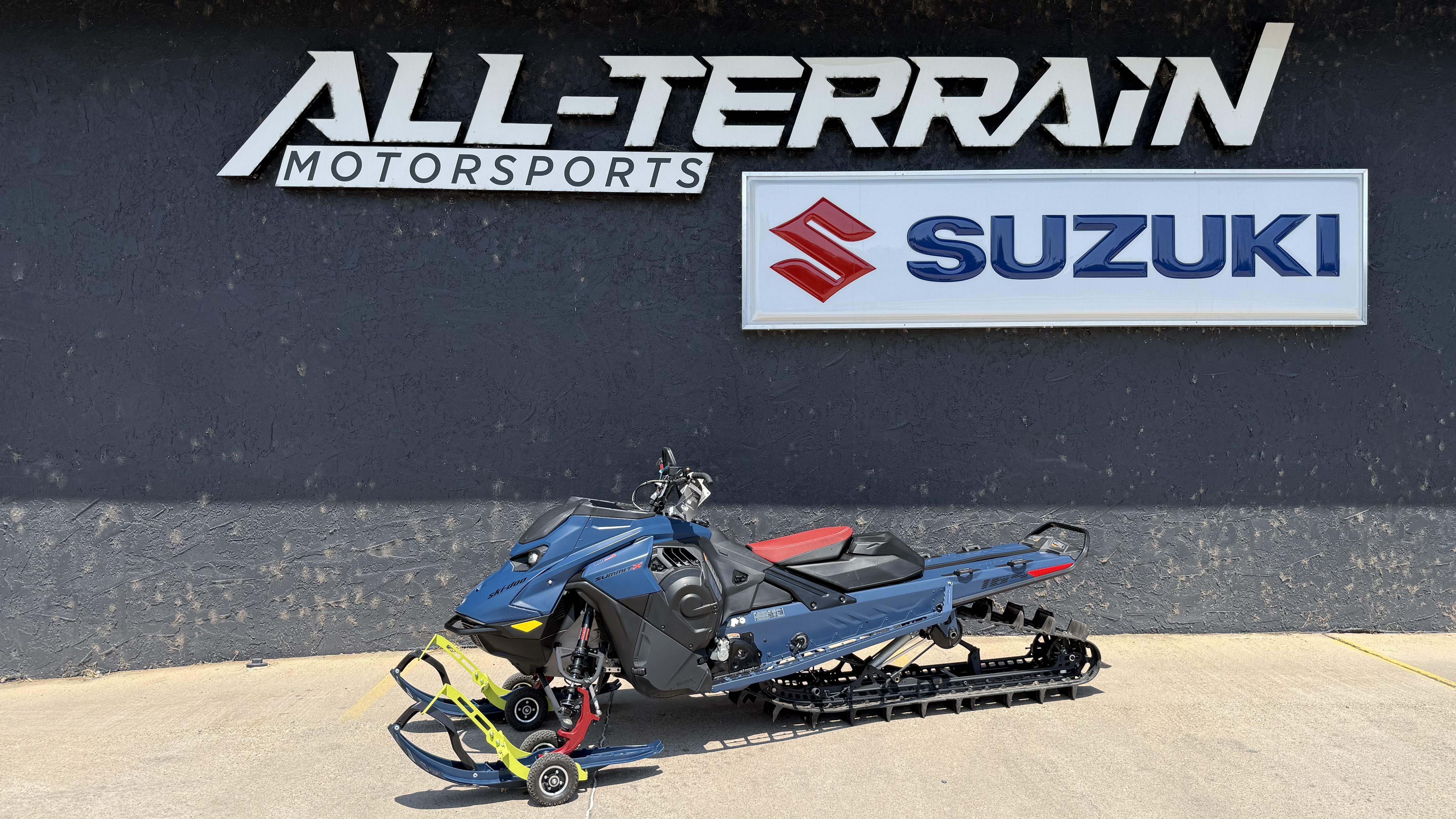Used 2025 Ski-Doo SUMMIT X 165 850 E-TEC Turbo R PowderMax X-Light FlexEdge 3.0" SHOT  w/ 10.25" Touchscreen