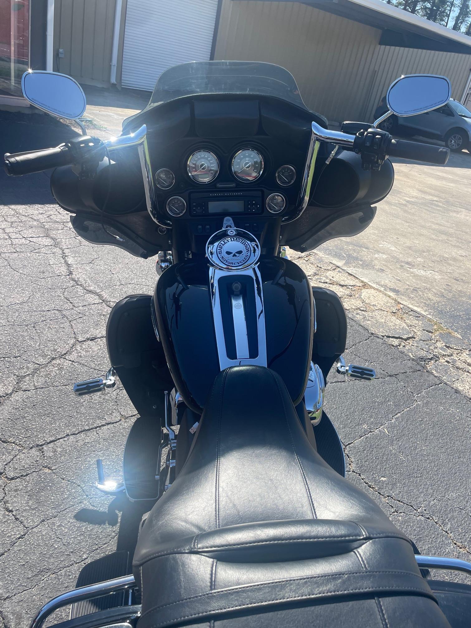 2011 Harley-Davidson® Electra Glide® Ultra Limited - Photo 6