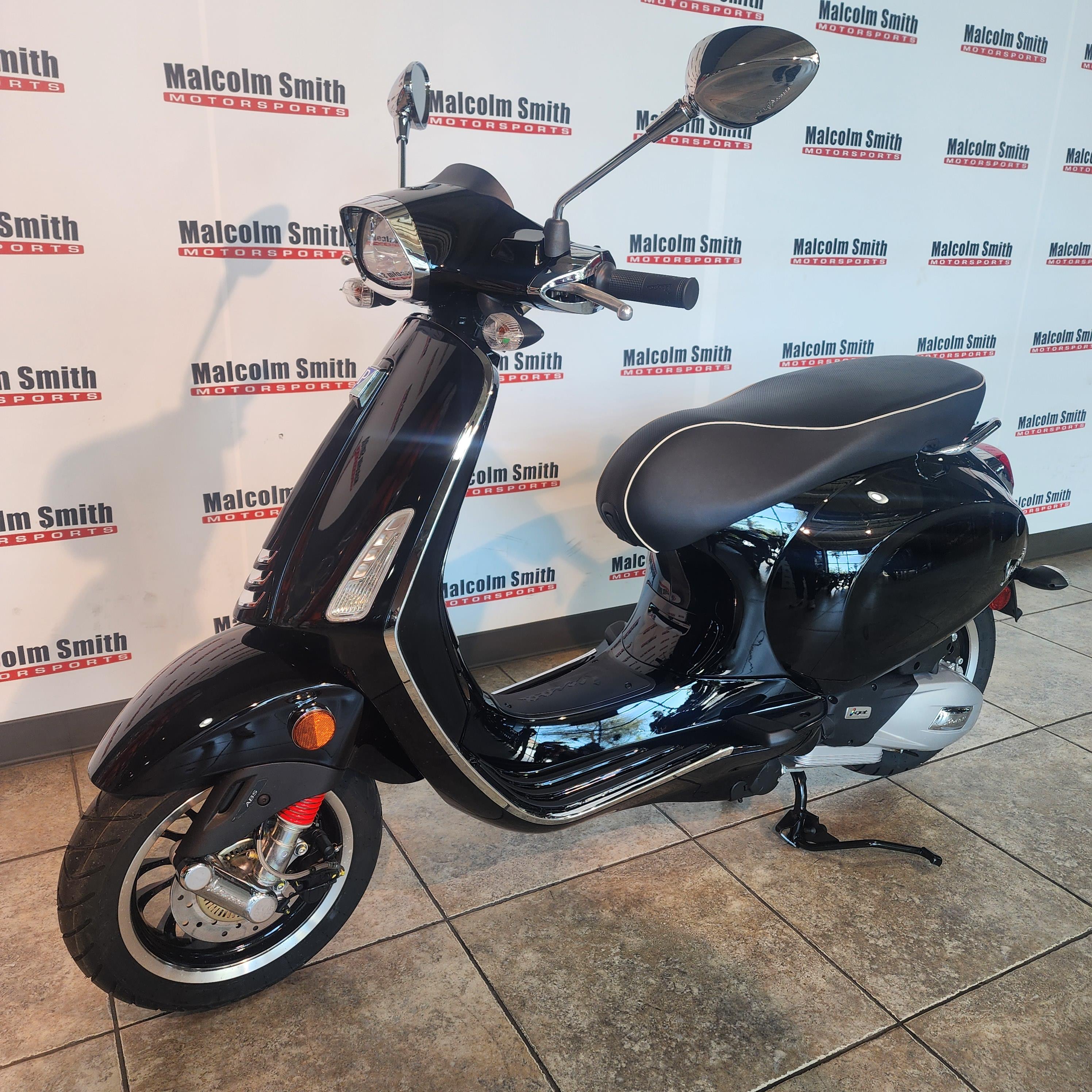 Emporio Armani to Launch Customized Vespa, image size:2992x2992