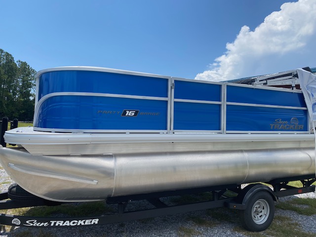 2026 Sun Tracker PARTY BARGE 16 - Photo 2