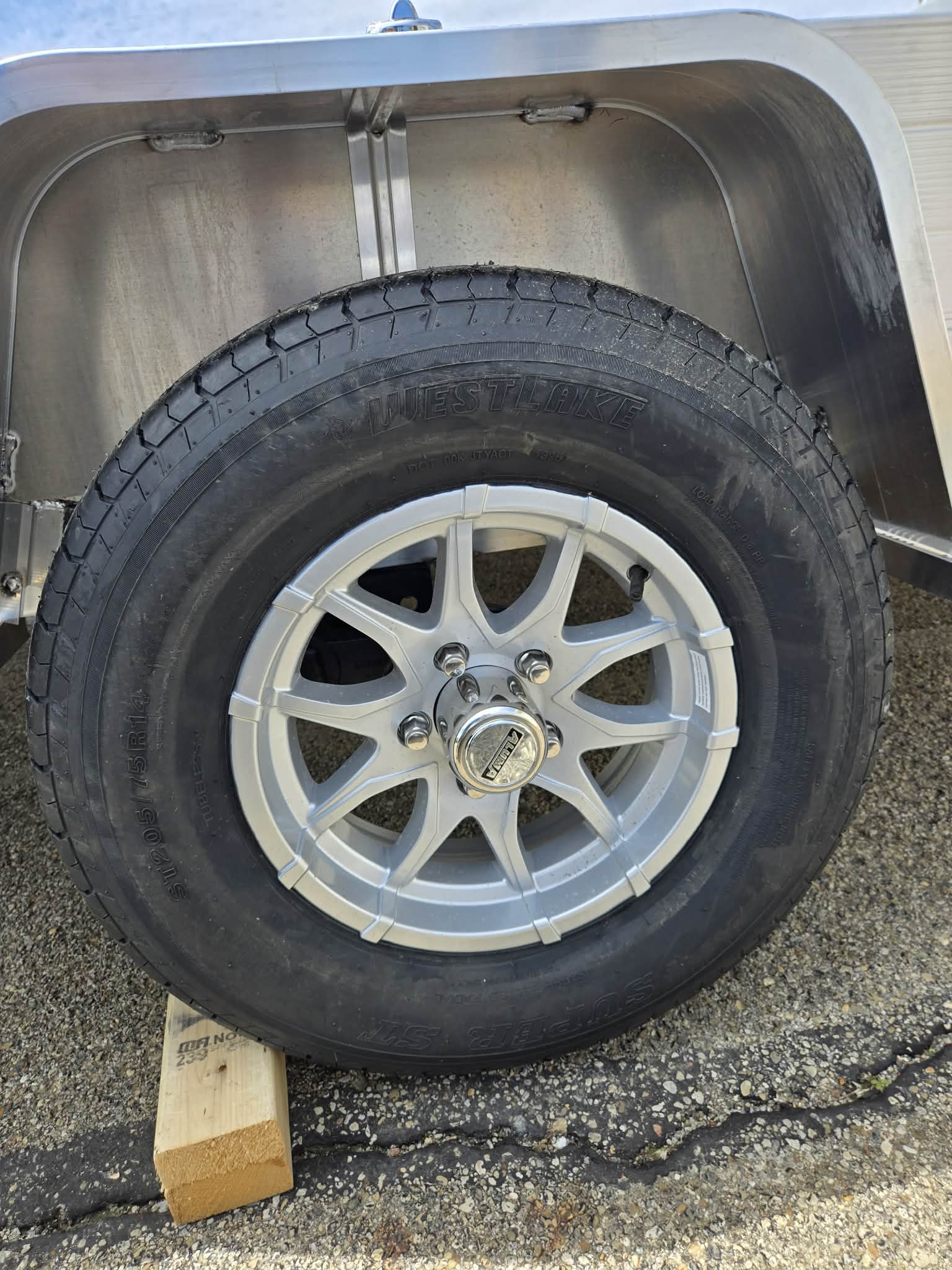 2027 Aluma 8114S-R-BT-SR photo 2