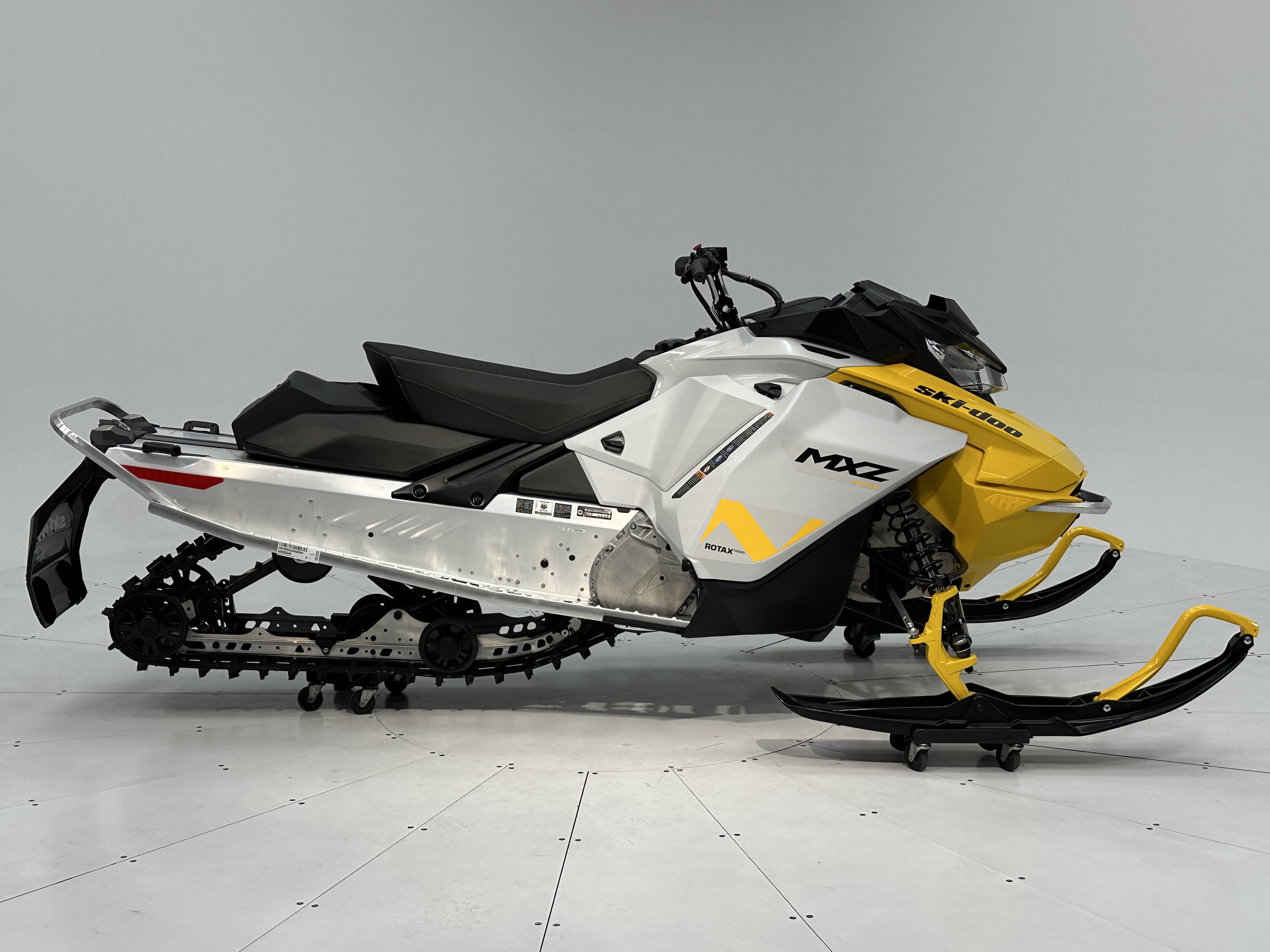 2025 Ski-Doo MXZ NEO 600 EFI (40) Cobra 1.0" E.S.