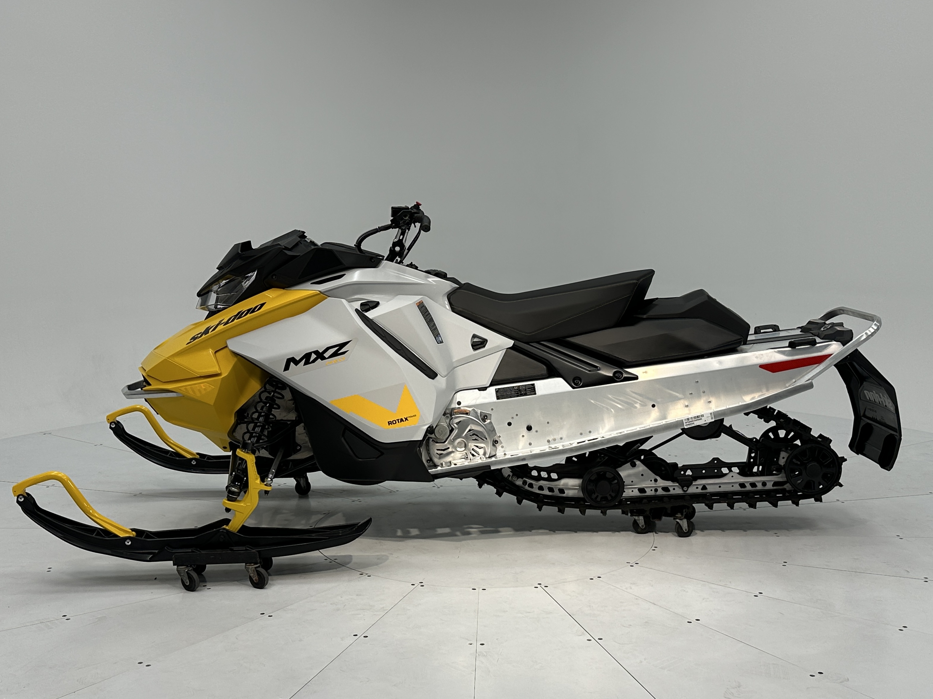 2025 Ski-Doo MXZ NEO 600 EFI (40) Cobra 1.0" E.S. - Photo 3