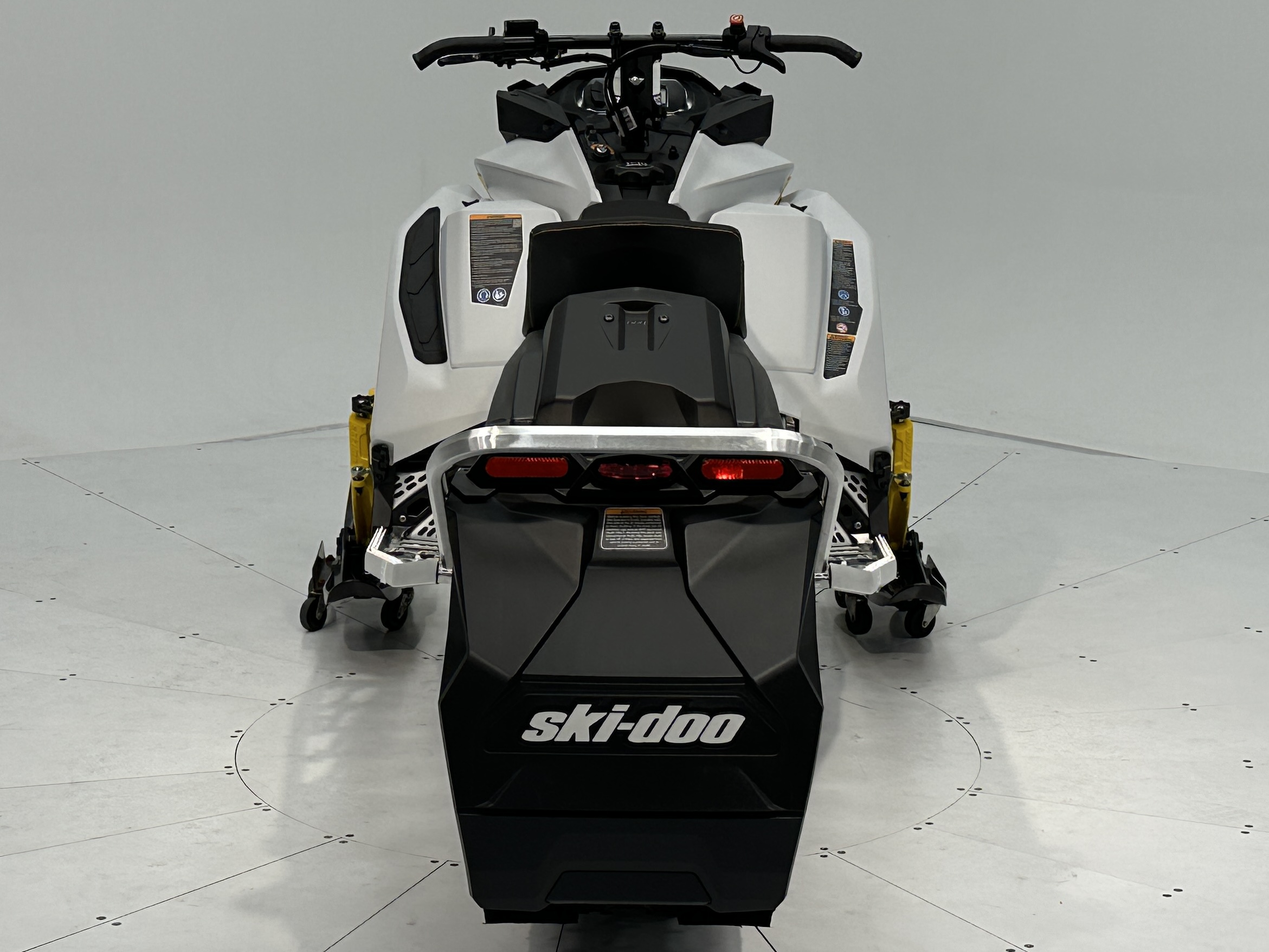 2025 Ski-Doo MXZ NEO 600 EFI (40) Cobra 1.0" E.S. - Photo 2