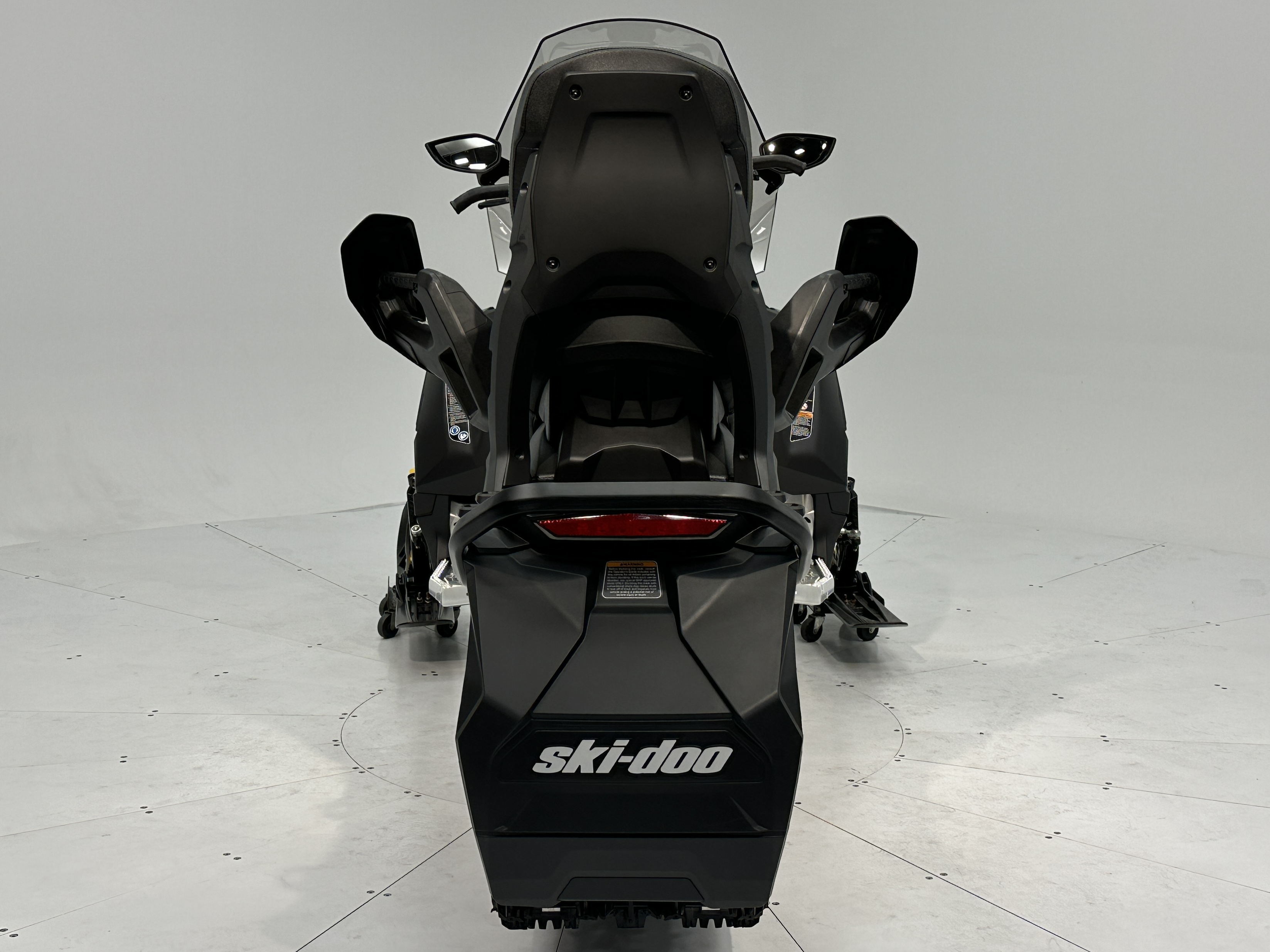 2025 Ski-Doo GRAND TOURING SPORT 600 ACE Silent Track II 1.25" E.S. - Photo 2