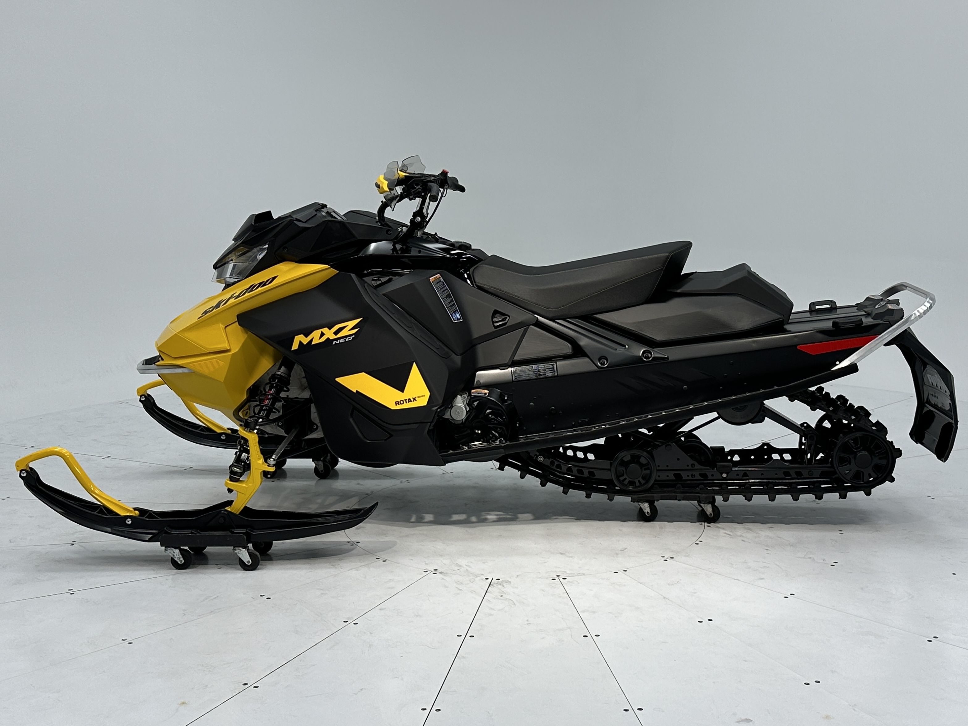 2025 Ski-Doo MXZ NEO+ 600 EFI (55) RipSaw 1.25" E.S. - Photo 3