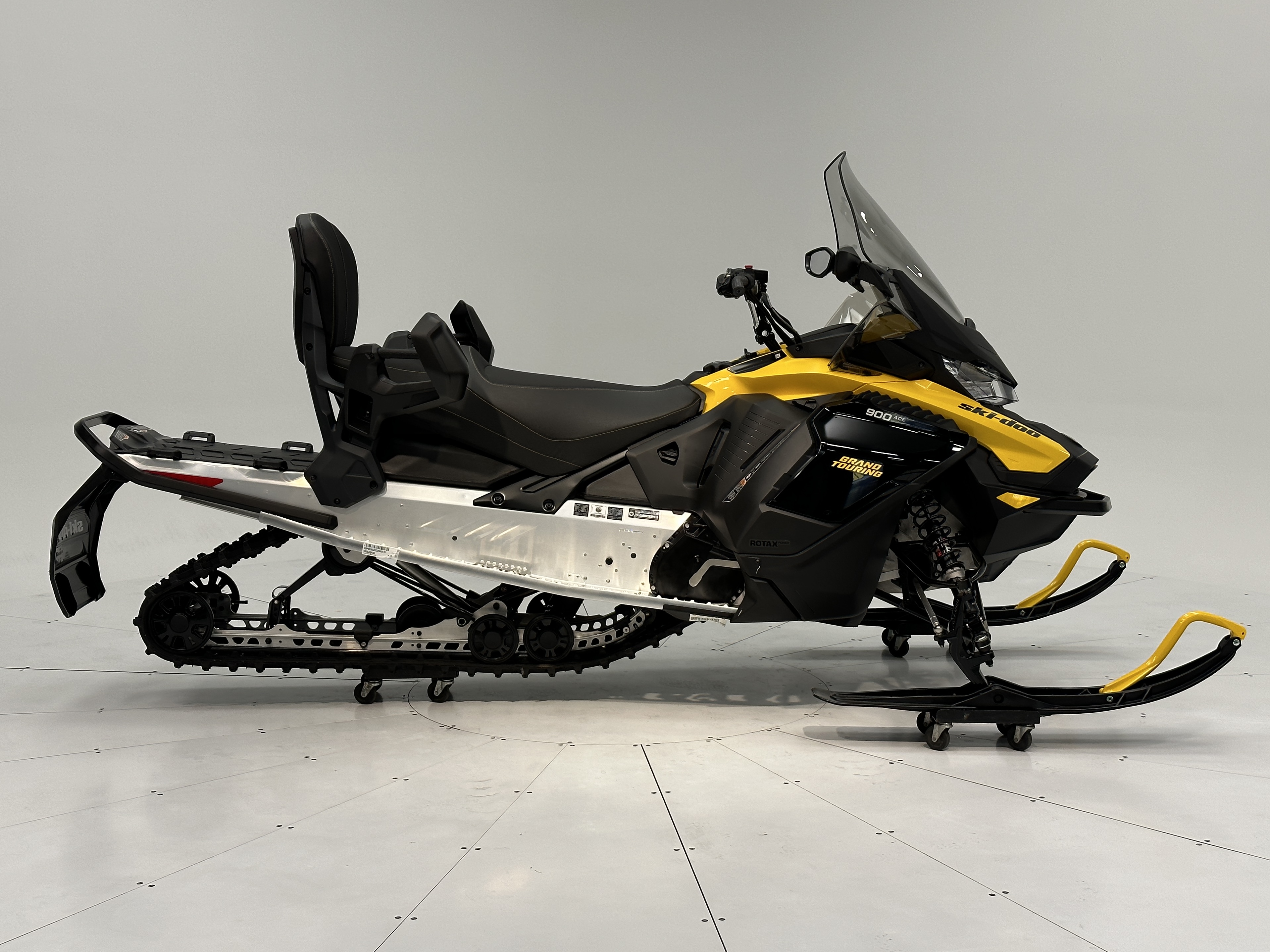 2025 Ski-Doo GRAND TOURING SPORT 900 ACE Silent Track II 1.25" E.S.