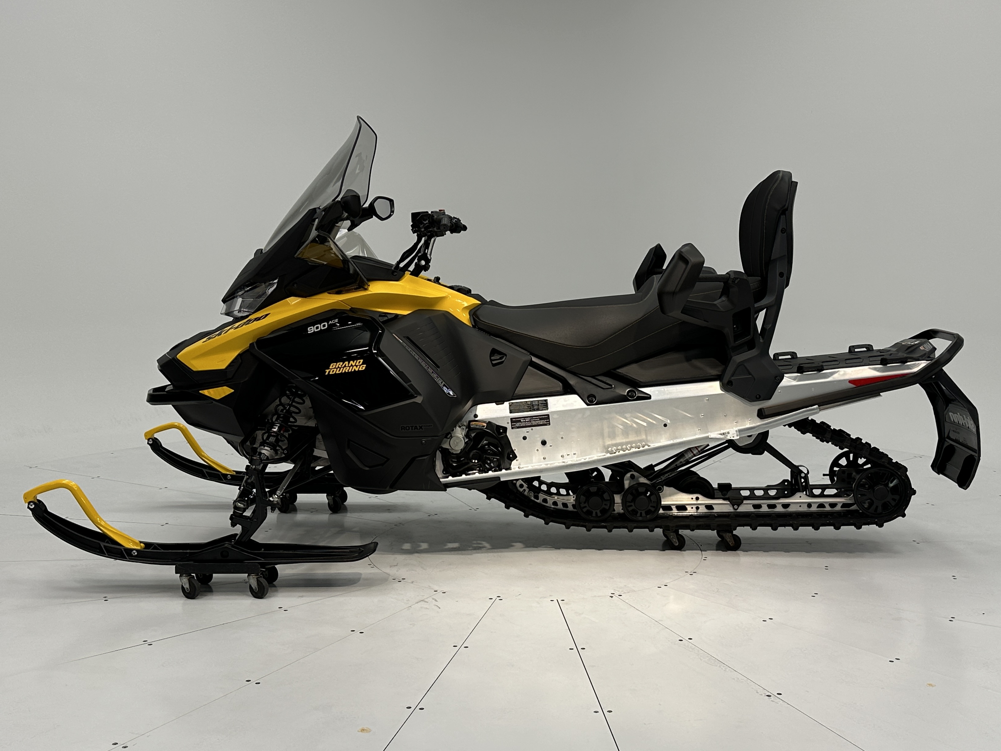 2025 Ski-Doo GRAND TOURING SPORT 900 ACE Silent Track II 1.25" E.S. - Photo 3