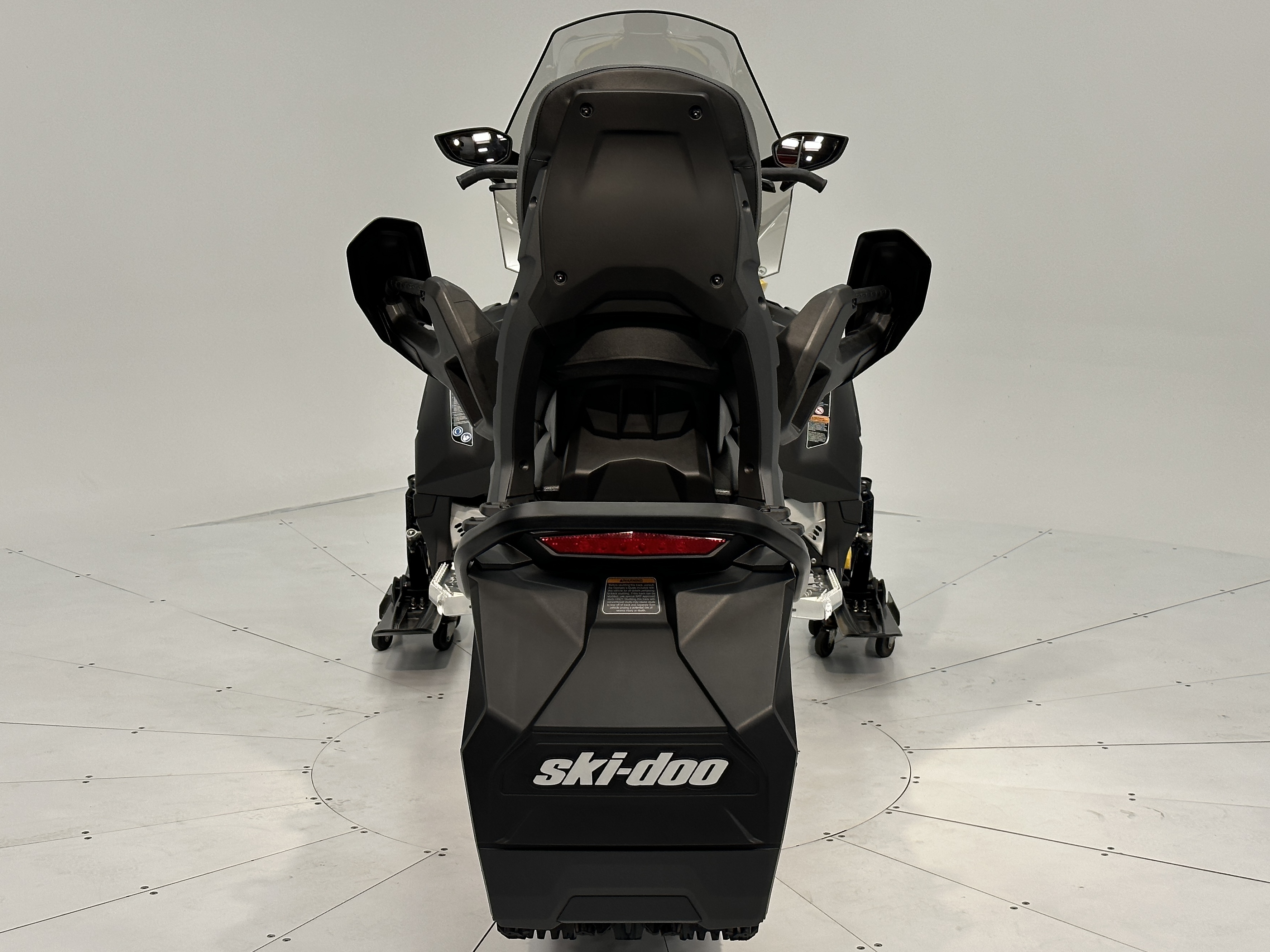 2025 Ski-Doo GRAND TOURING SPORT 900 ACE Silent Track II 1.25" E.S. - Photo 2