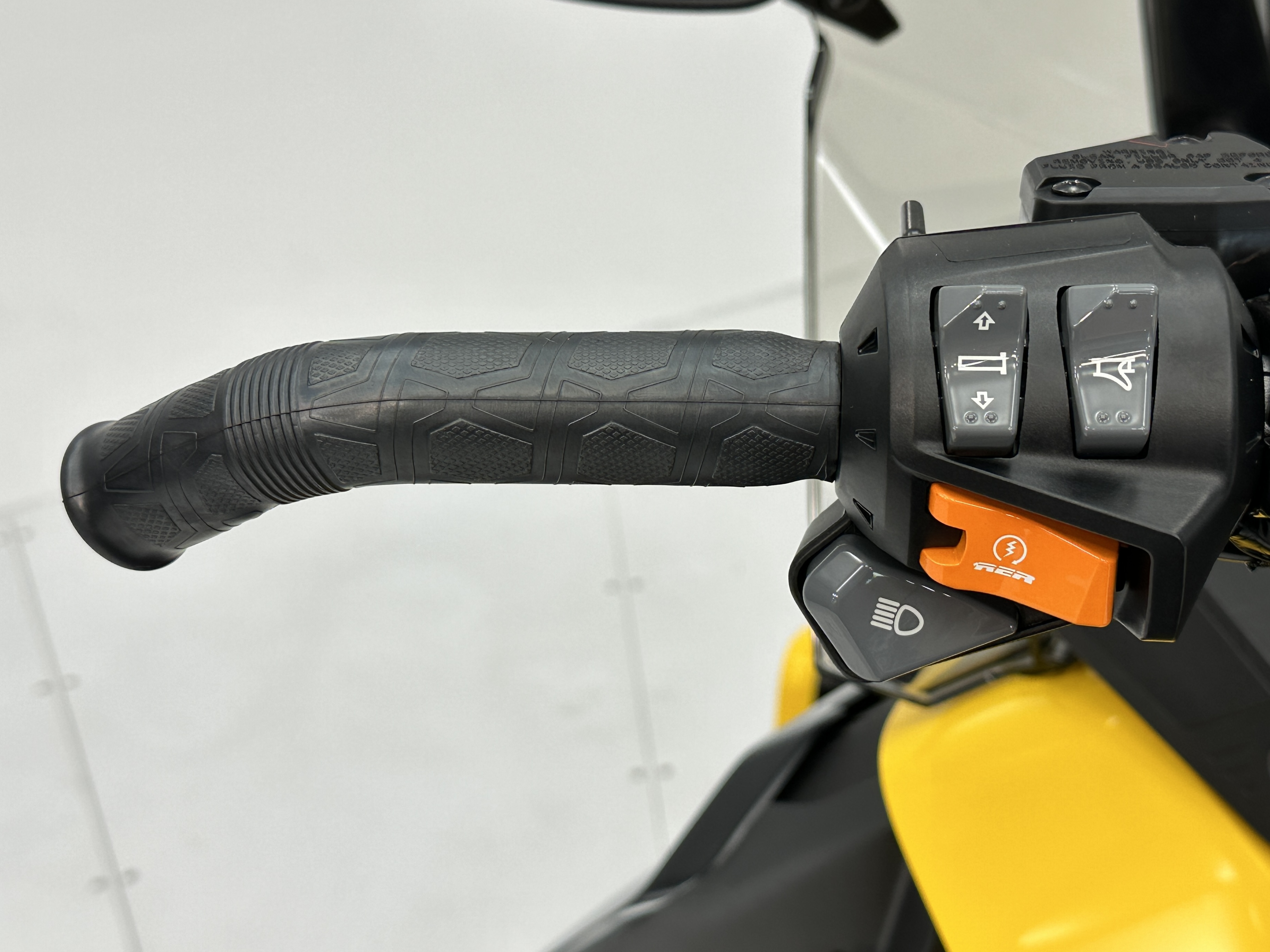 2025 Ski-Doo GRAND TOURING SPORT 900 ACE Silent Track II 1.25" E.S. - Photo 7