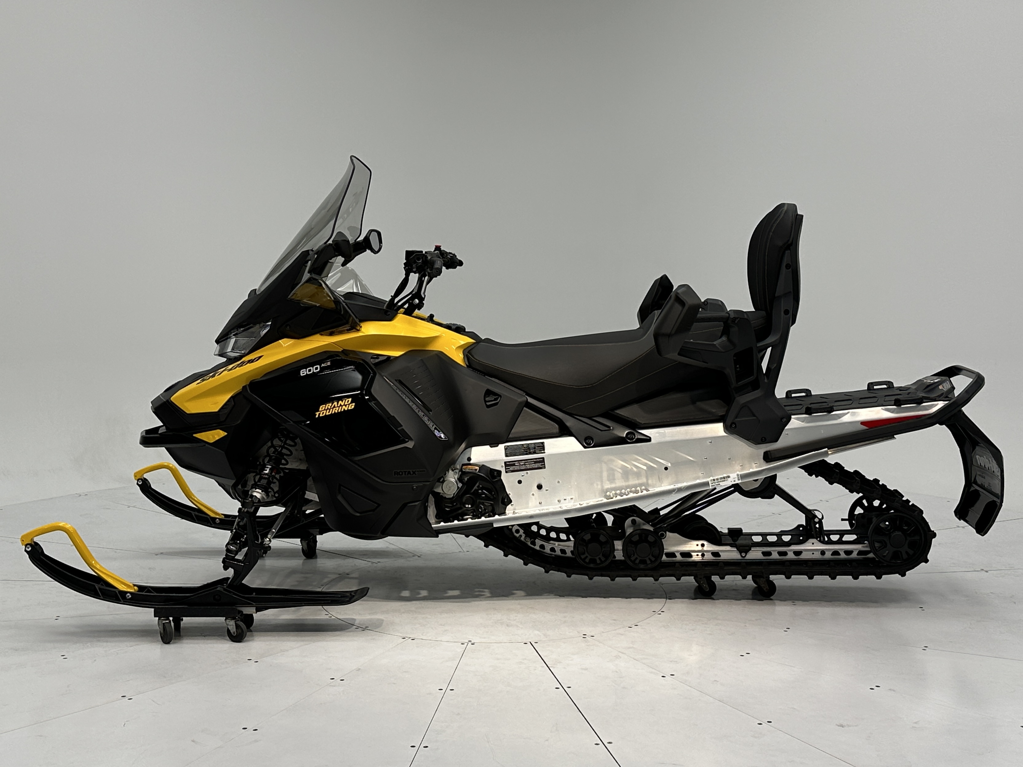 2025 Ski-Doo GRAND TOURING SPORT 600 ACE Silent Track II 1.25" E.S. - Photo 3