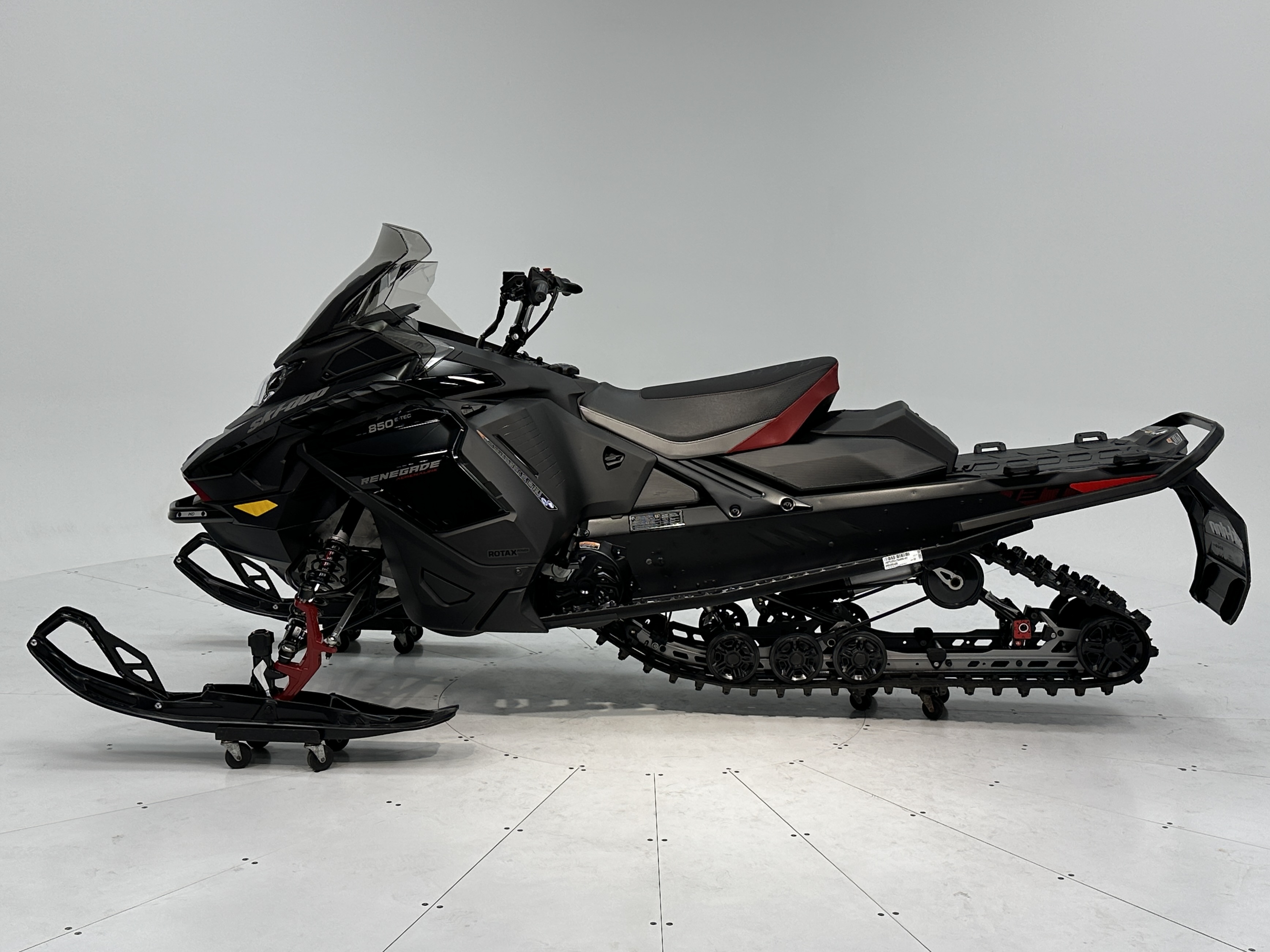 2025 Ski-Doo RENEGADE ADR w/ ENDURO Pkg 850 E-TEC Ice Ripper XT 1.25" E.S.  w/ 10.25" Touchscreen - Photo 3
