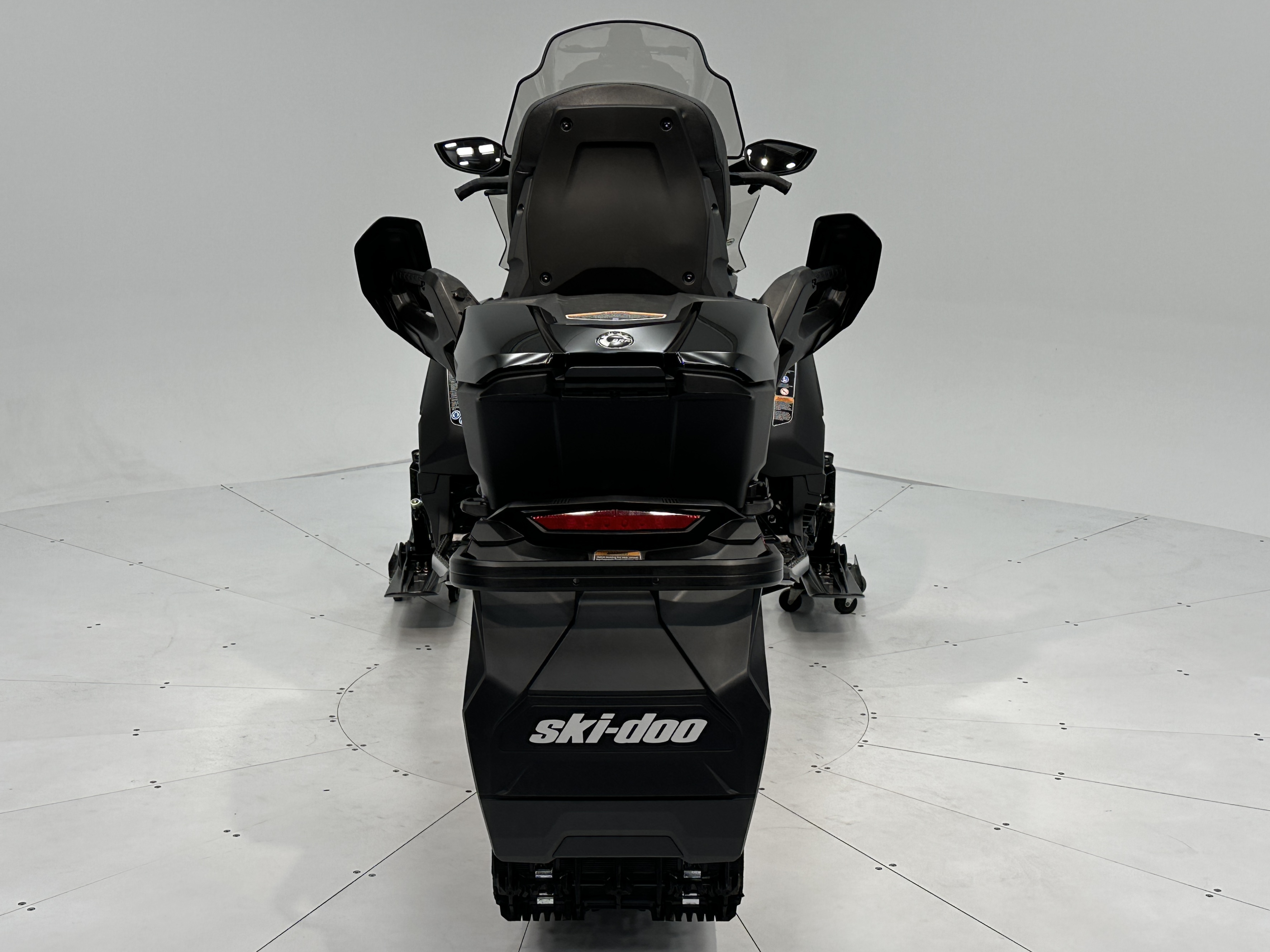 2025 Ski-Doo GRAND TOURING LE 900 ACE Turbo Silent Track II 1.25" E.S. - Photo 2