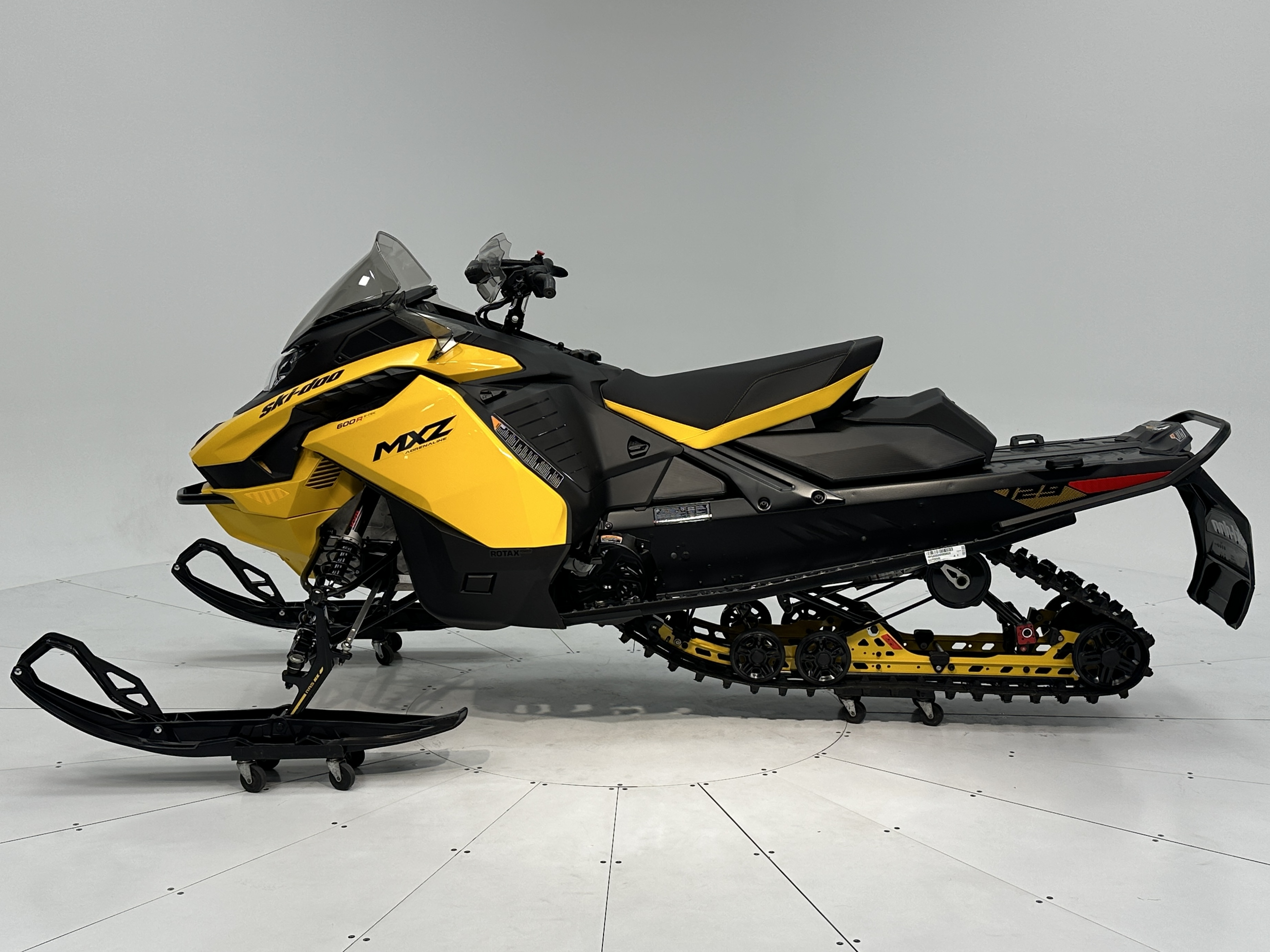 2025 Ski-Doo MXZ ADRENALINE 129 600R E-TEC RipSaw 1.25" E.S. - Photo 3