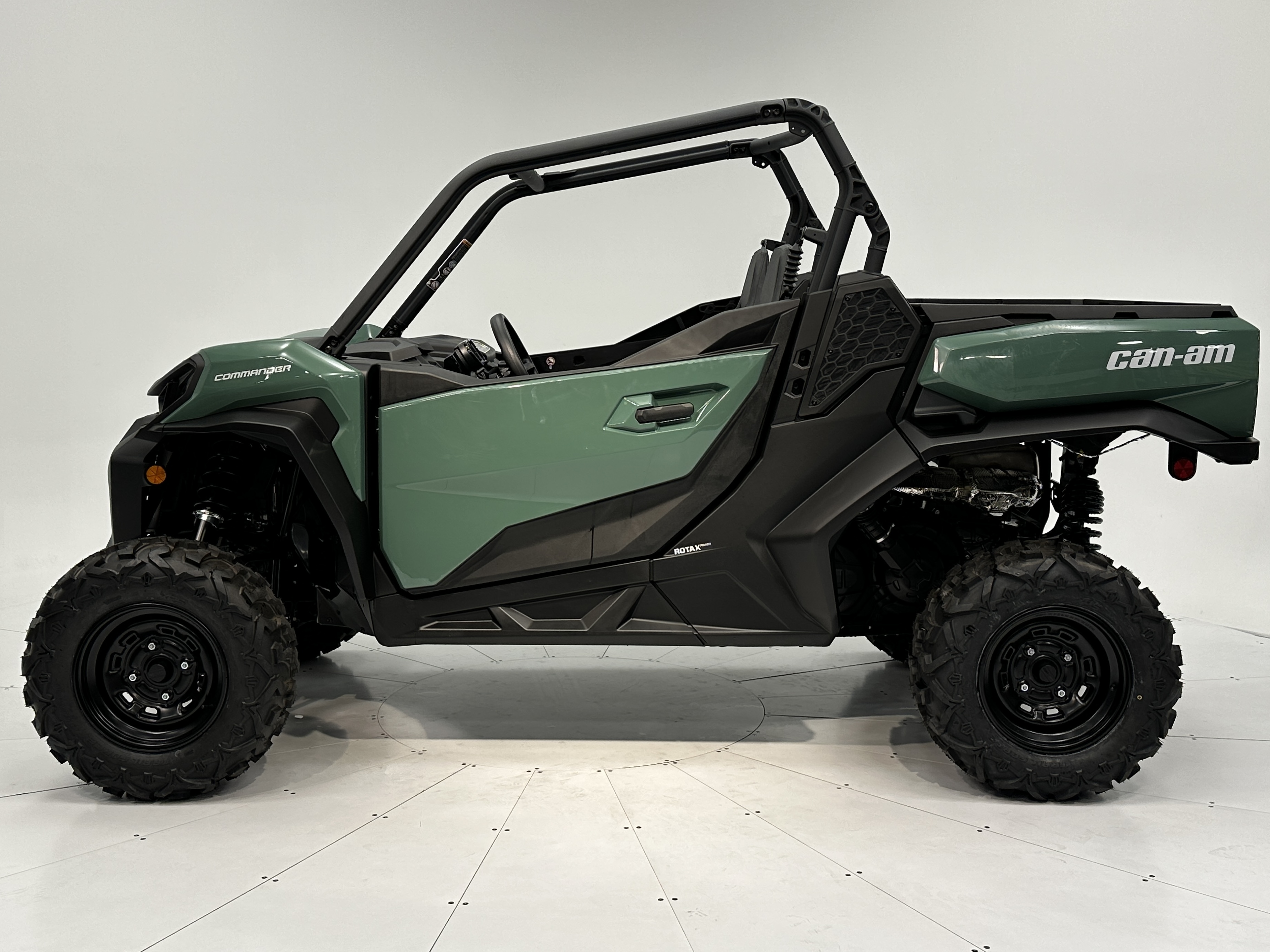 2025 Can-Am Commander DPS 1000R - Photo 3