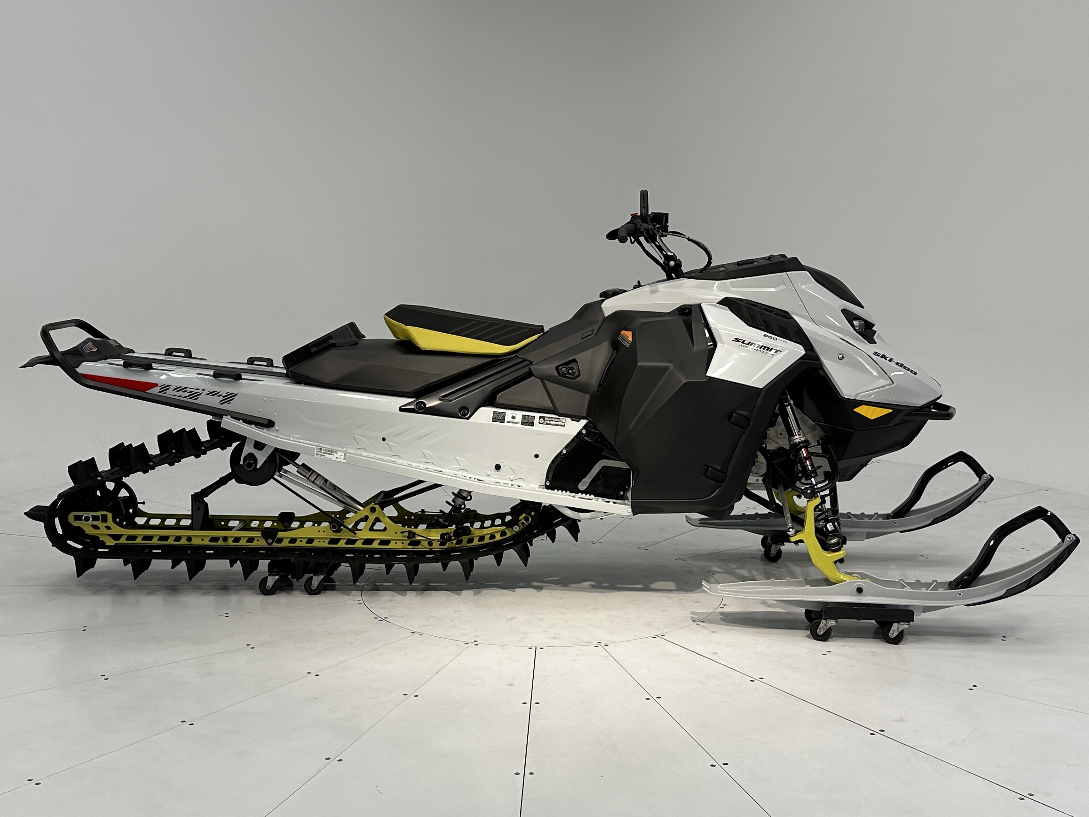 2025 Ski-Doo SUMMIT ADR w/ EDGE Pkg 154 850 E-TEC PowderMax X-Light FlexEdge 3.0" SHOT