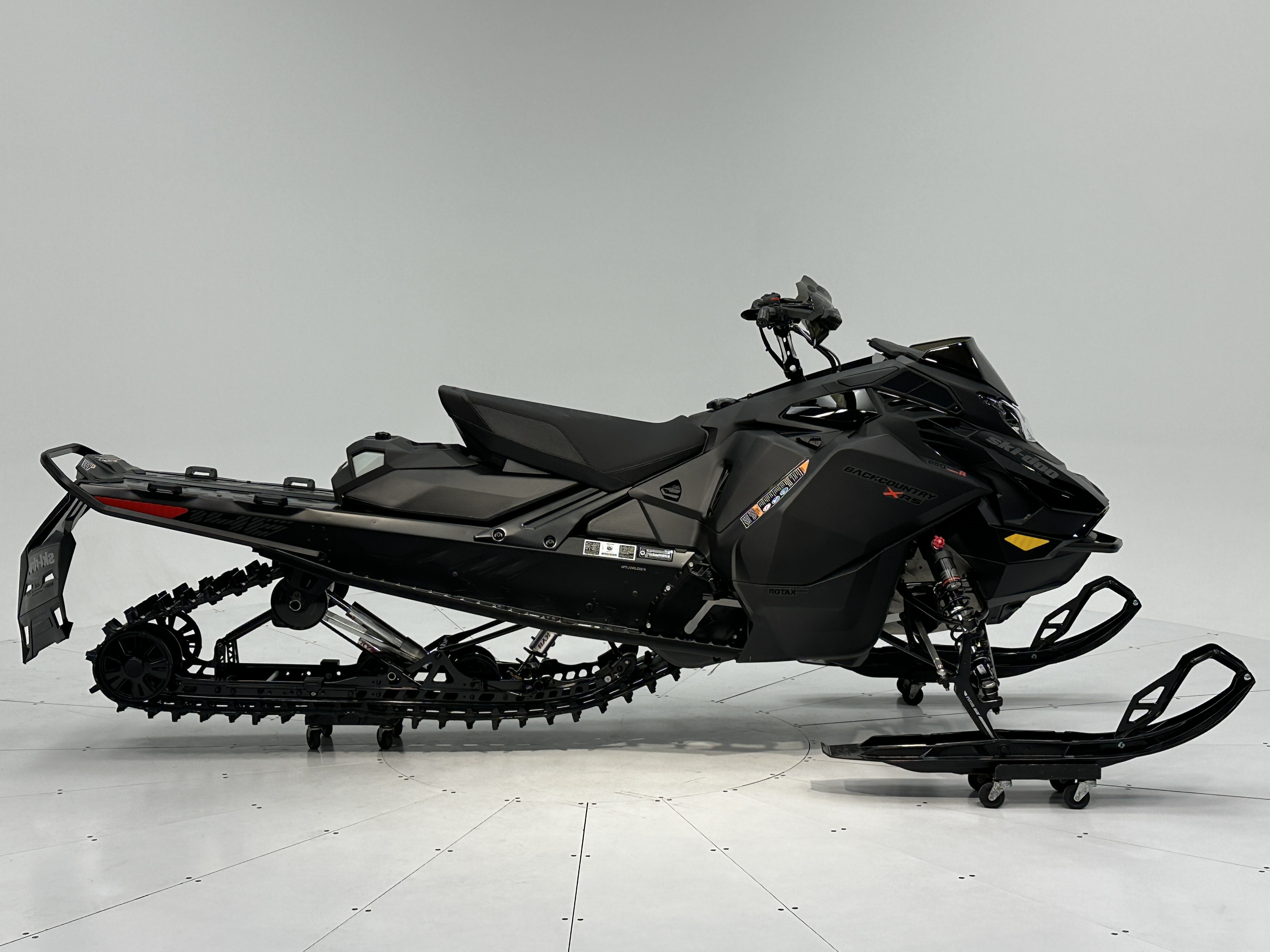 2025 Ski-Doo BACKCOUNTRY X-RS 146 (43") 850 E-TEC Turbo R Storm 150 1.5" SHOT  w/ 10.25" Touchscreen
