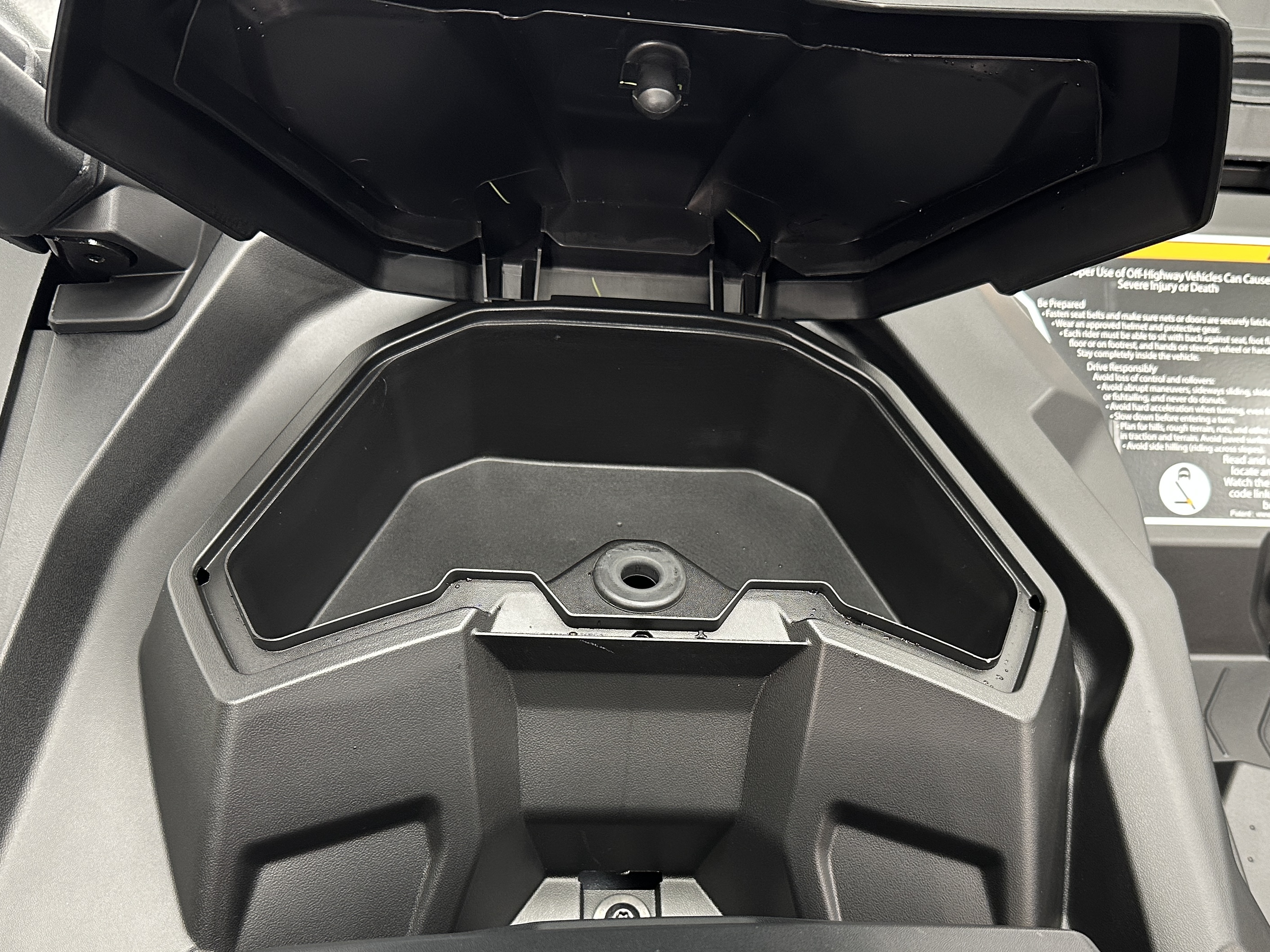 2025 Can-Am Commander XT 700 - Photo 10