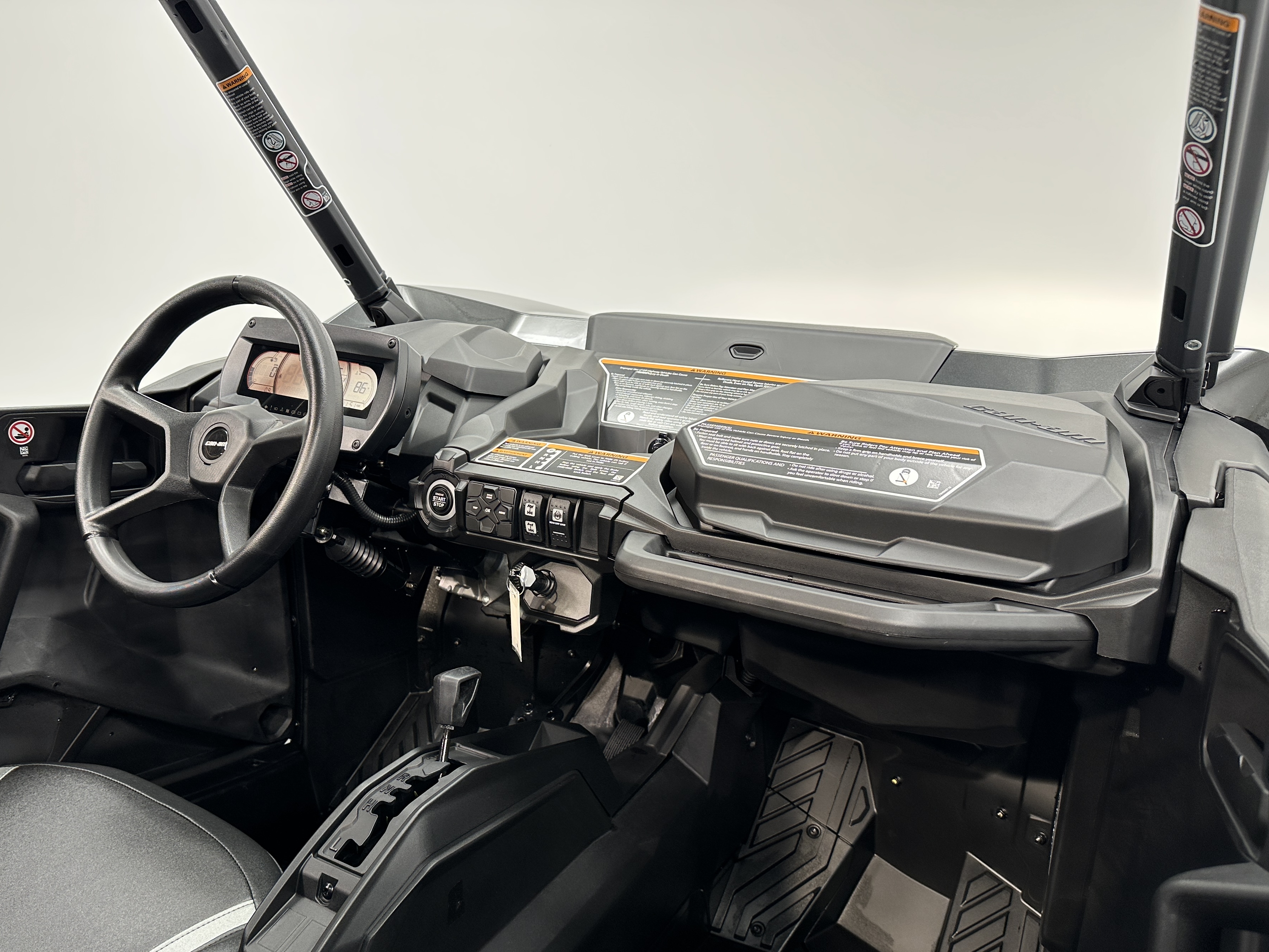 2025 Can-Am Commander XT 700 - Photo 6