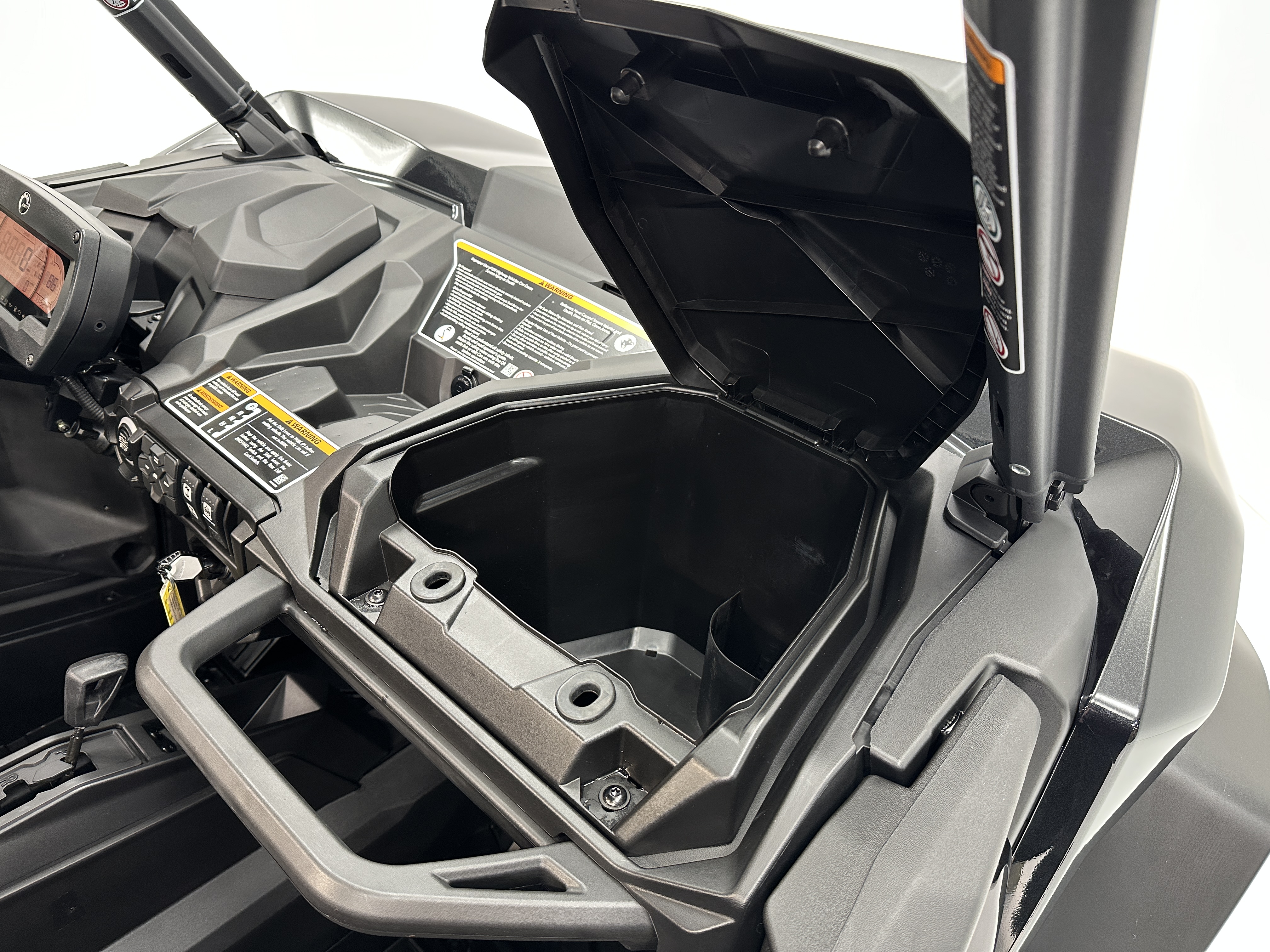 2025 Can-Am Commander XT 700 - Photo 11
