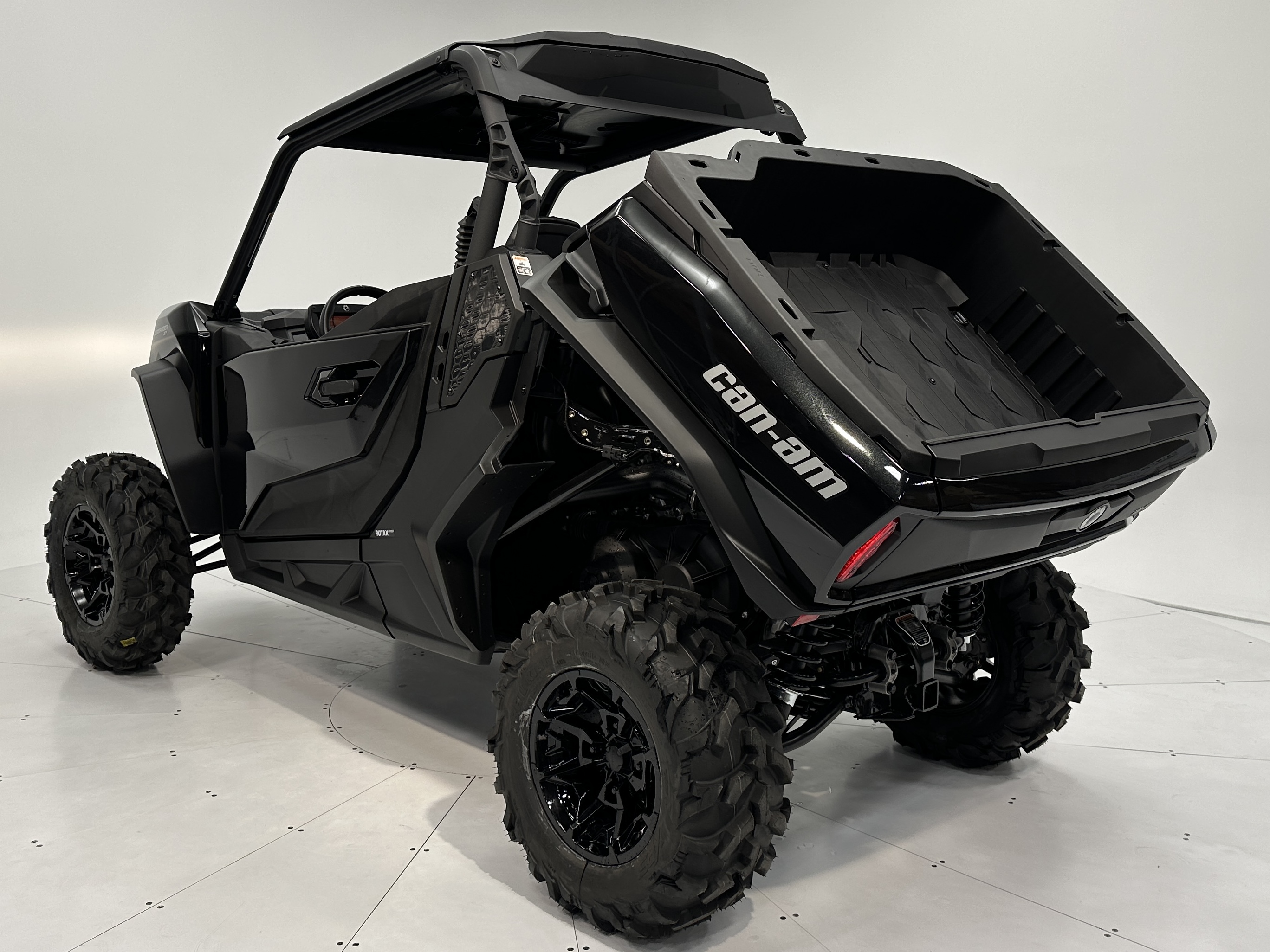 2025 Can-Am Commander XT 700 - Photo 13